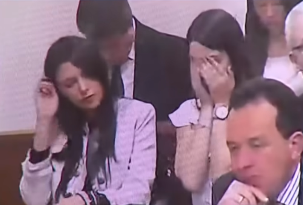 Laura Moreno en juicio rodeada de su equipo de defensa y allegados | Fuente: YouTube/Noticias Caracol