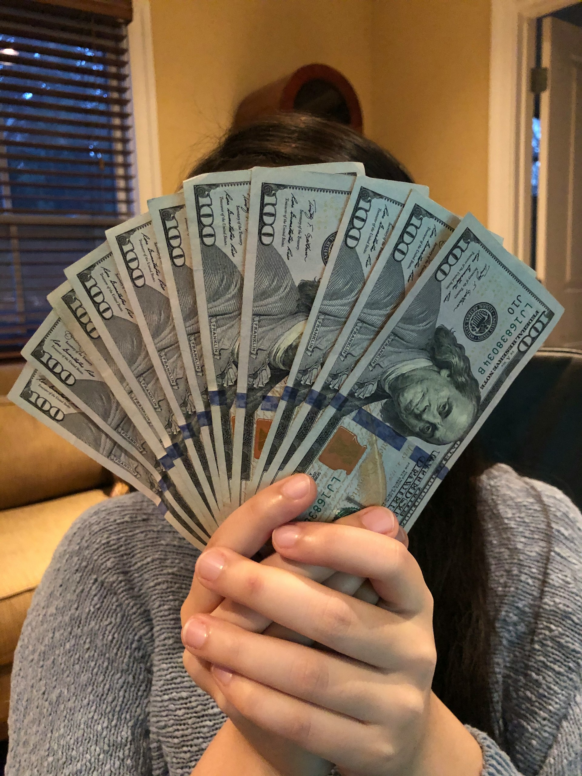 Una mujer con dinero en la mano | Fuente: Unsplash