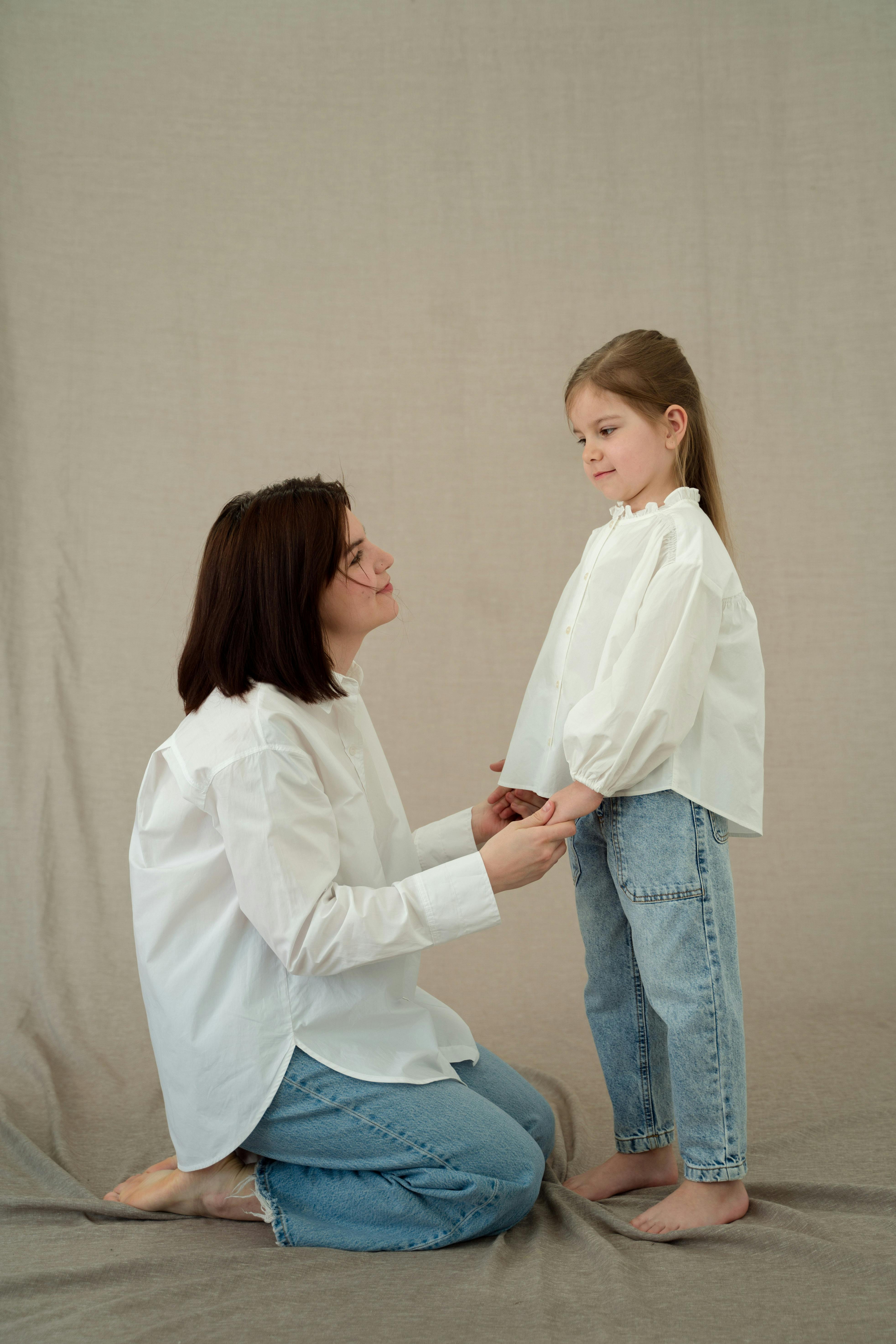 Madre e hija con conjuntos a juego | Fuente: Pexels