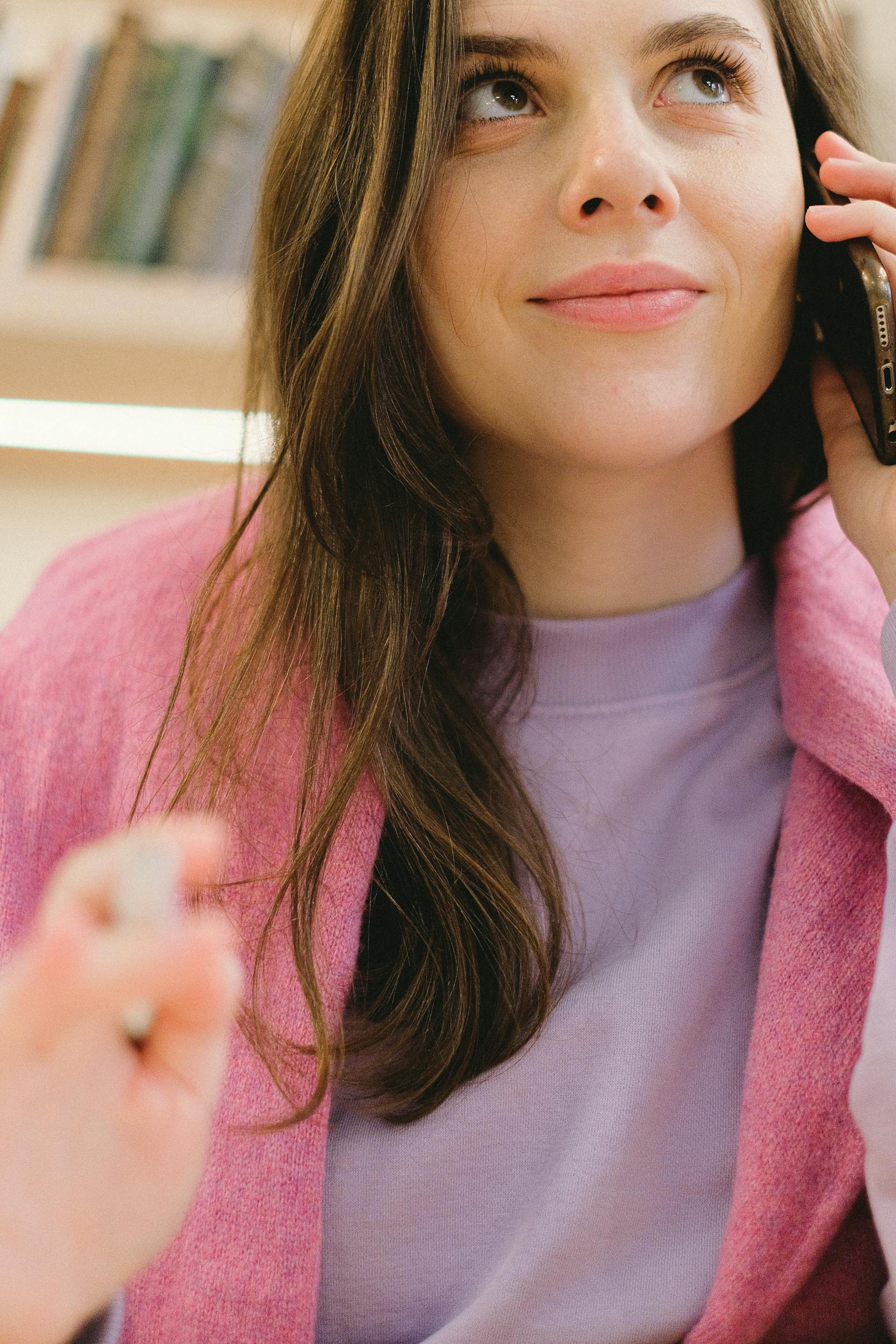 Una mujer sonriendo durante una llamada telefónica | Fuente: Pexels