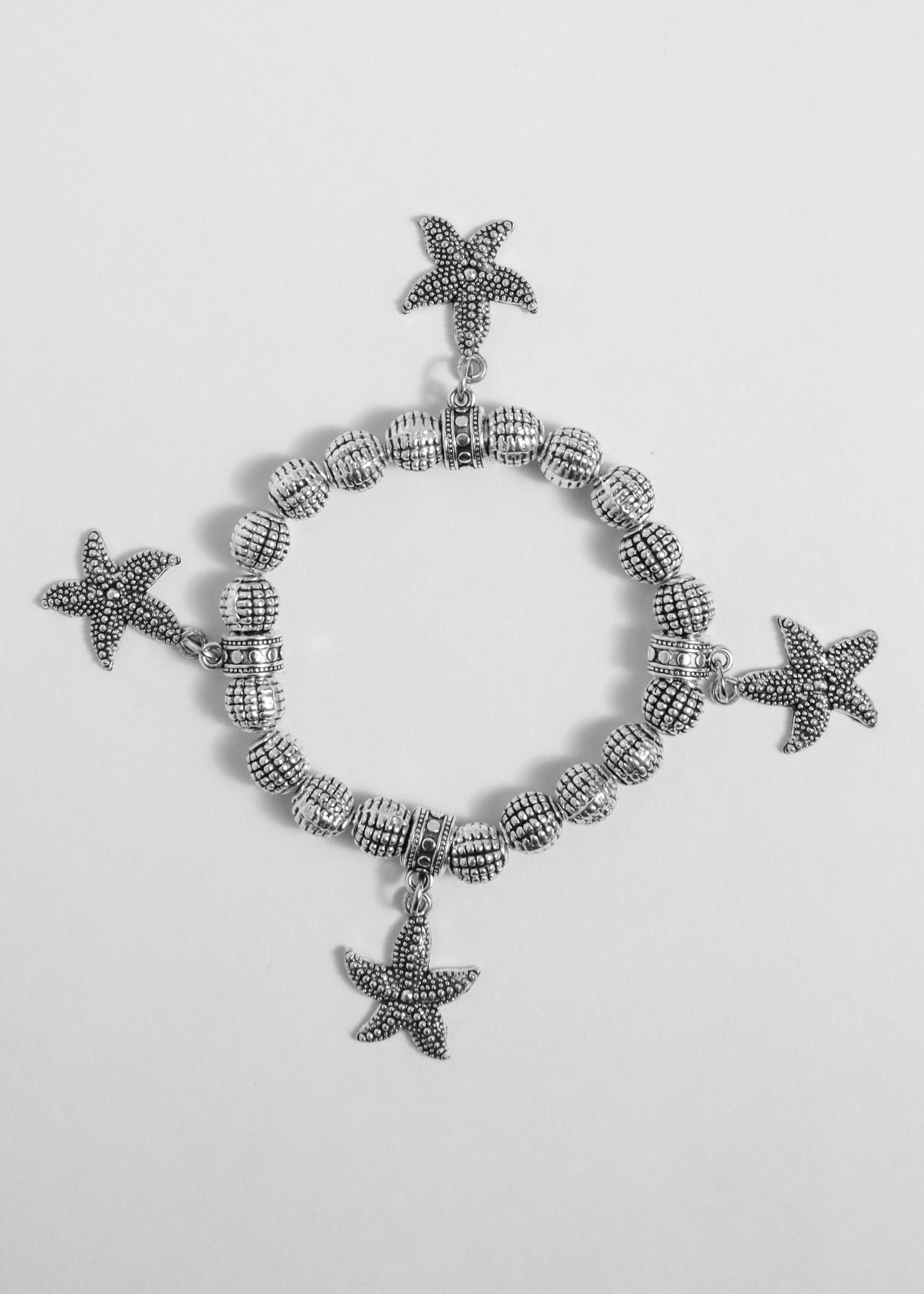 Una pulsera de plata con abalorios | Fuente: Unsplash