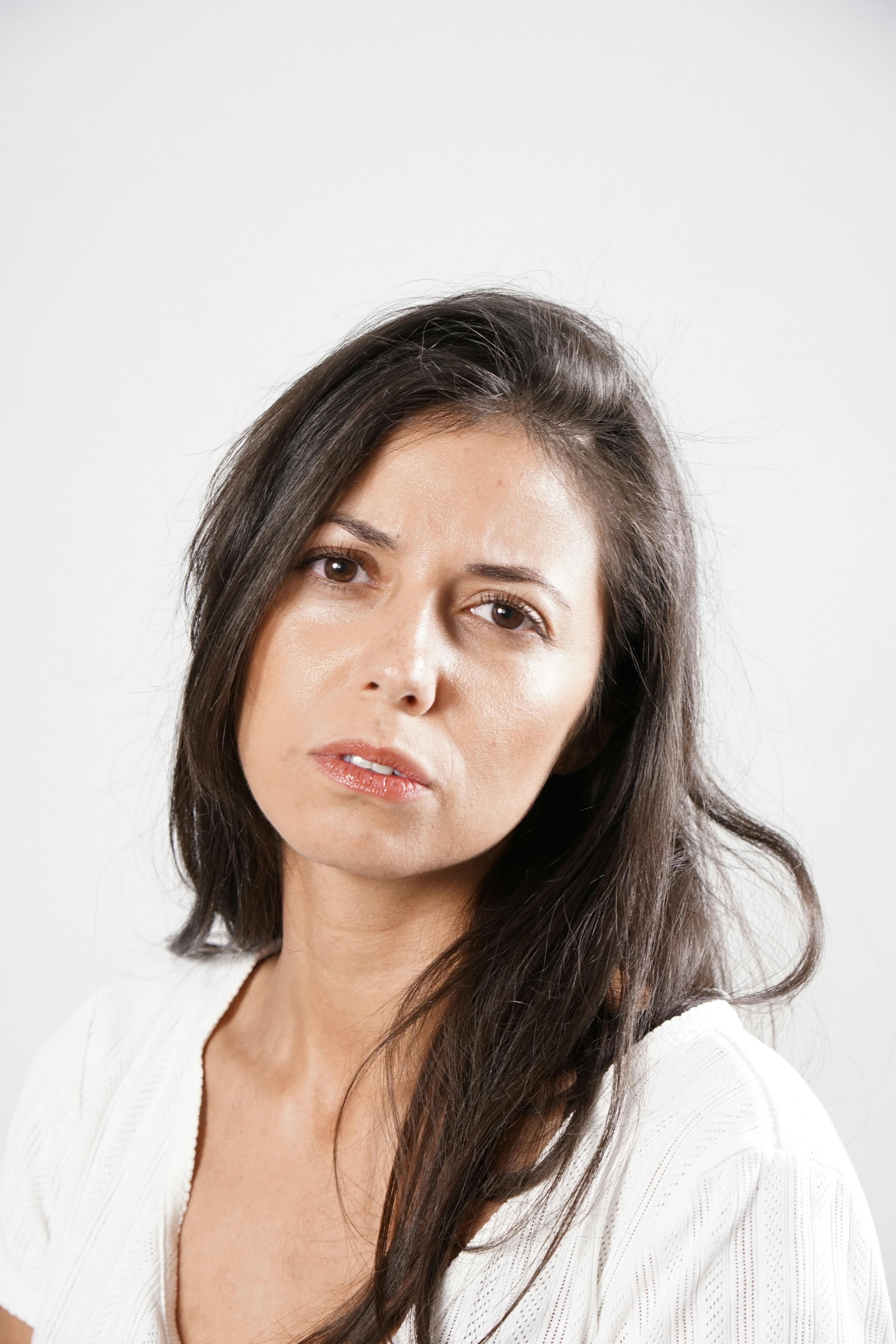 Una mujer confusa y preocupada | Fuente: Pexels