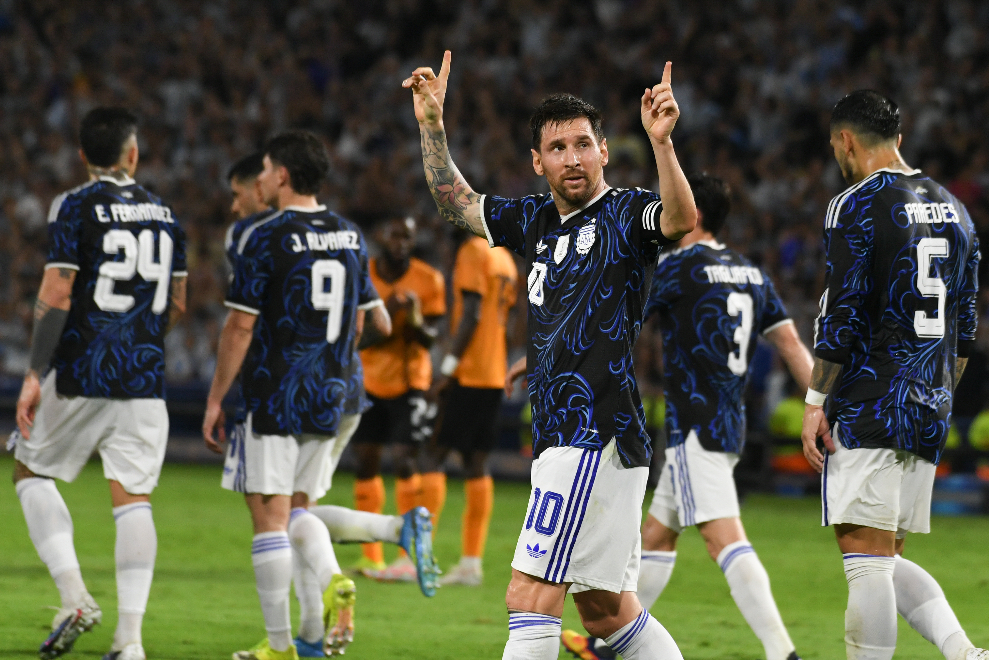 Lionel Messi levanta los brazos tras marcar un gol que puso el marcador 2-0 a favor de Argentina, durante un partido amistoso internacional contra Zambia en La Bombonera, Buenos Aires, Argentina, el 31 de marzo de 2026. | Fuente: Getty Images