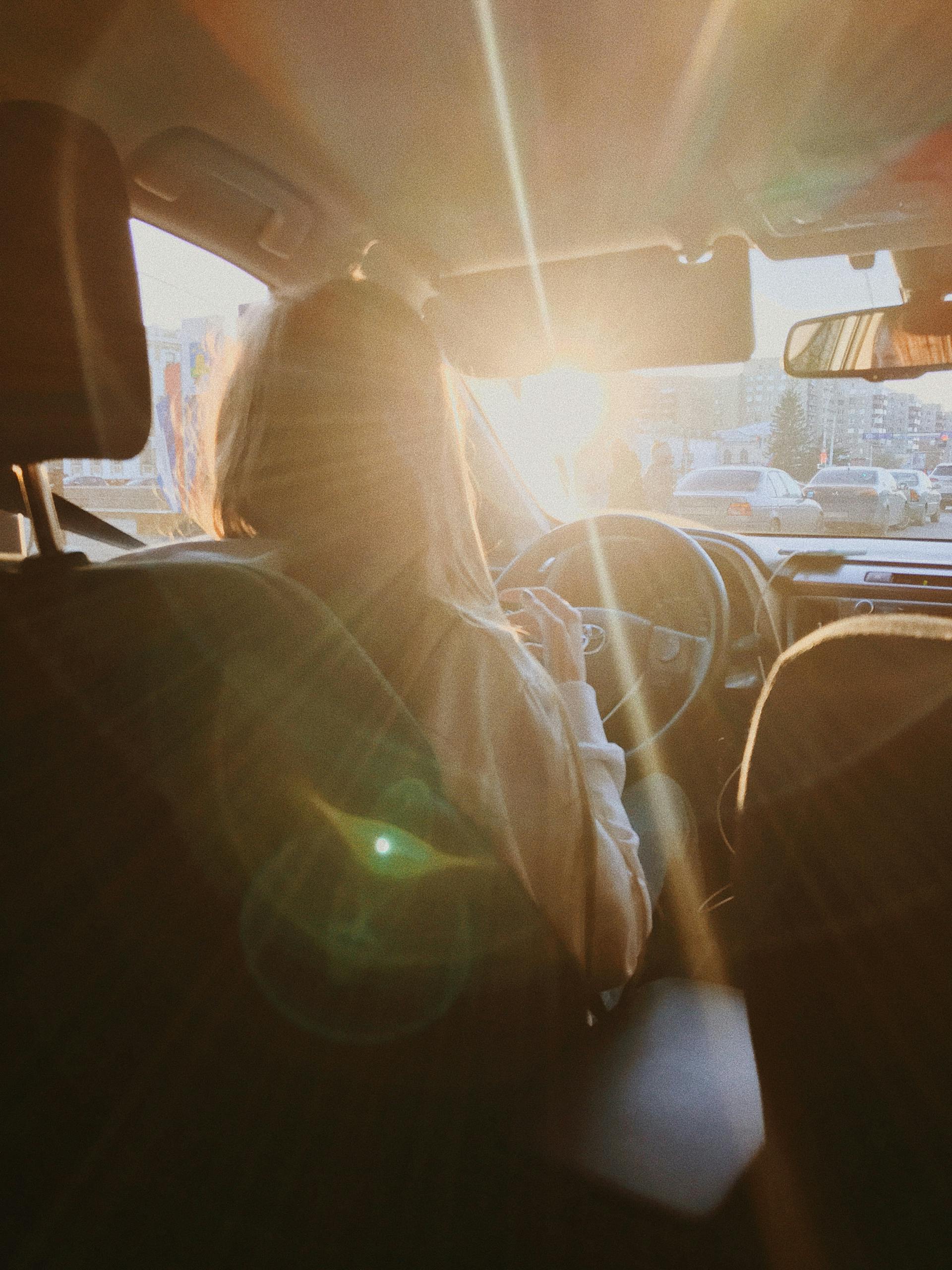 Una mujer conduciendo un auto | Fuente: Pexels