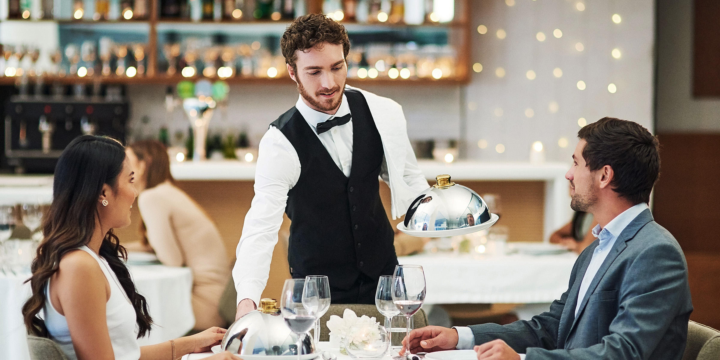 Una pareja sentada en un restaurante | Fuente: Shutterstock