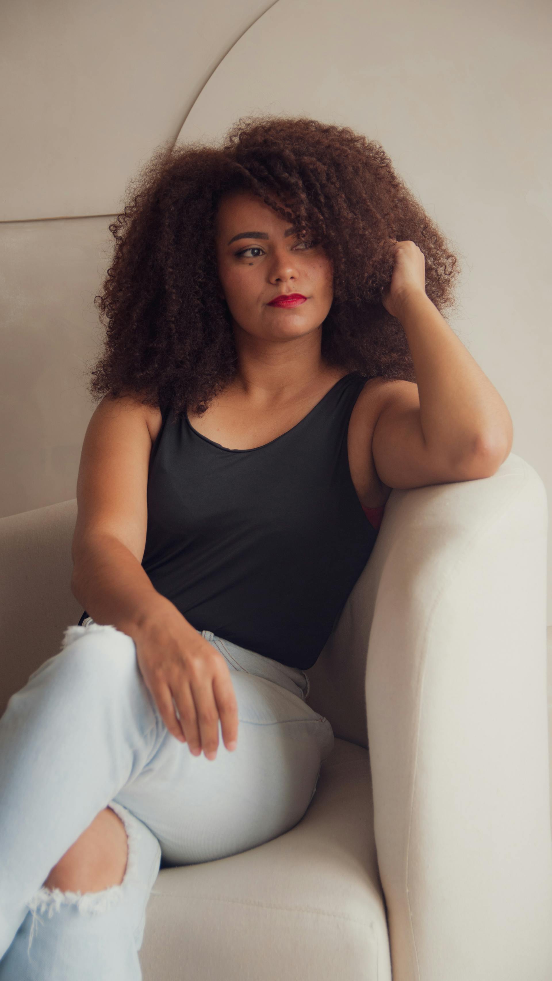 Una mujer pensativa en un sofá | Fuente: Pexels