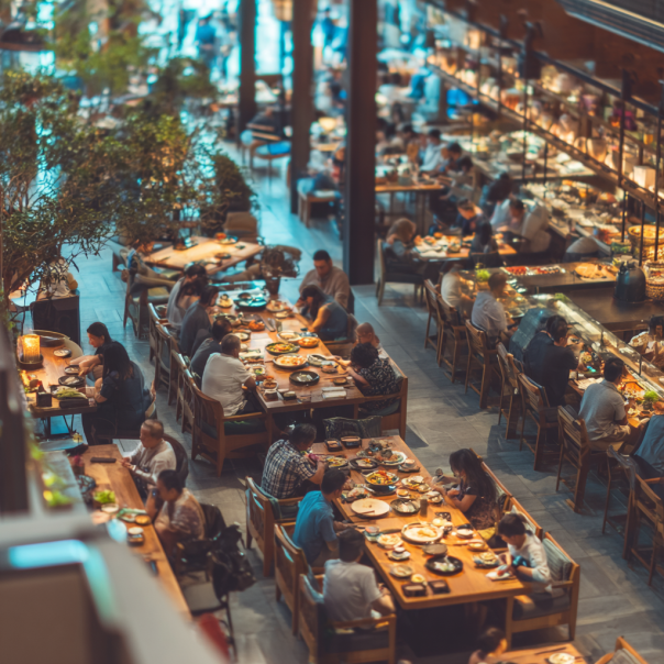 Gente disfrutando de su comida en un restaurante | Fuente: Midjourney