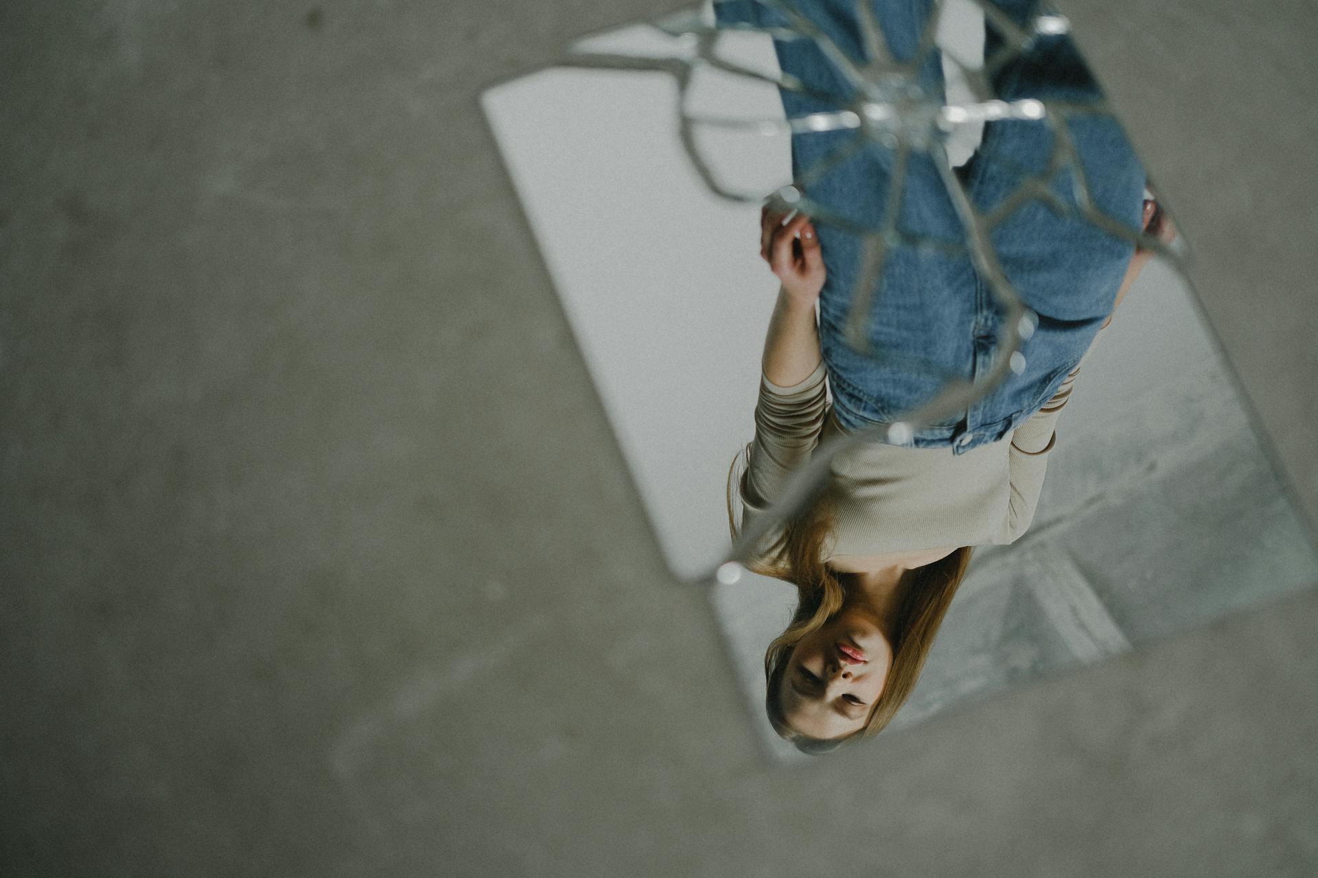 El reflejo de una mujer en un espejo roto | Fuente: Pexels