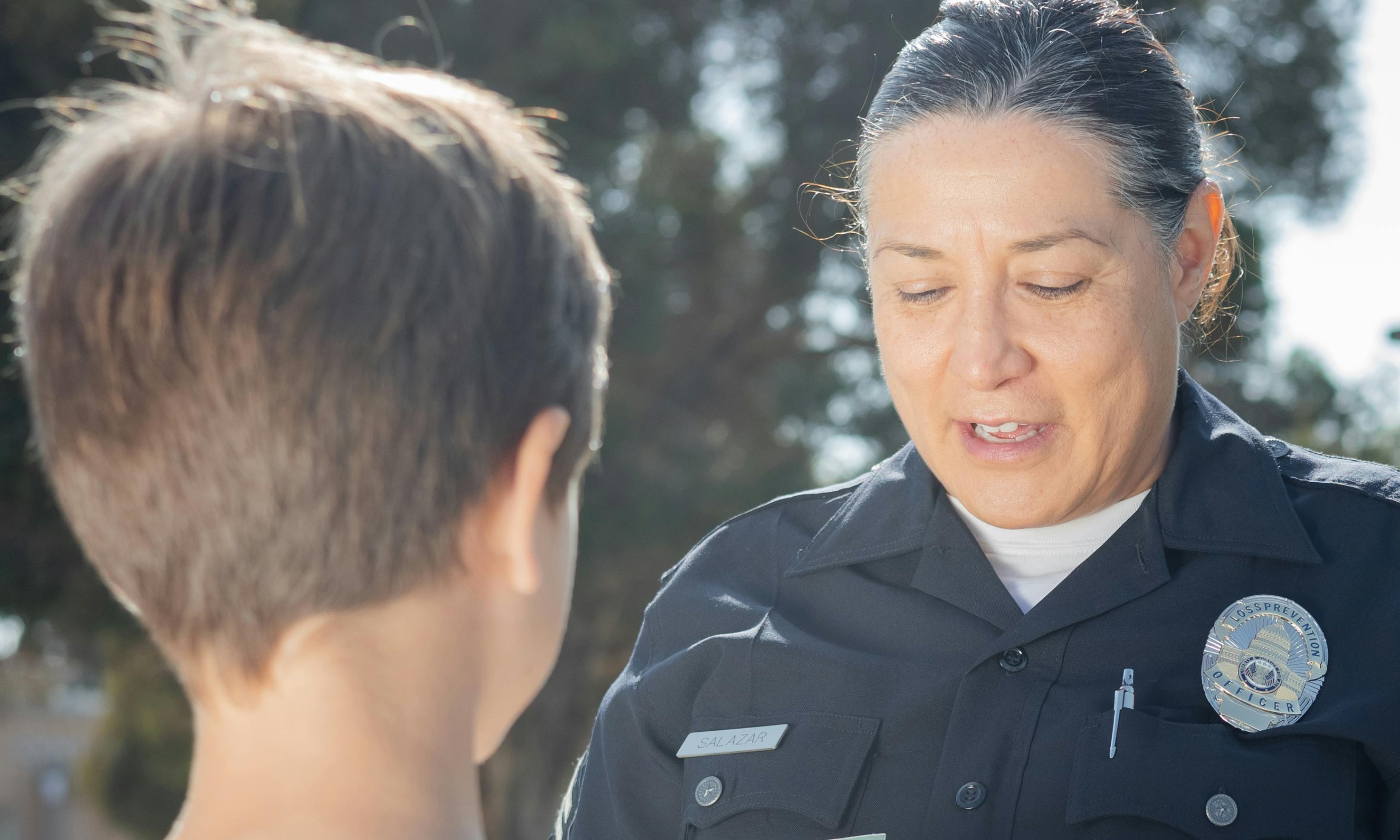 Un agente de policía se dirige a un niño | Fuente: Pexels