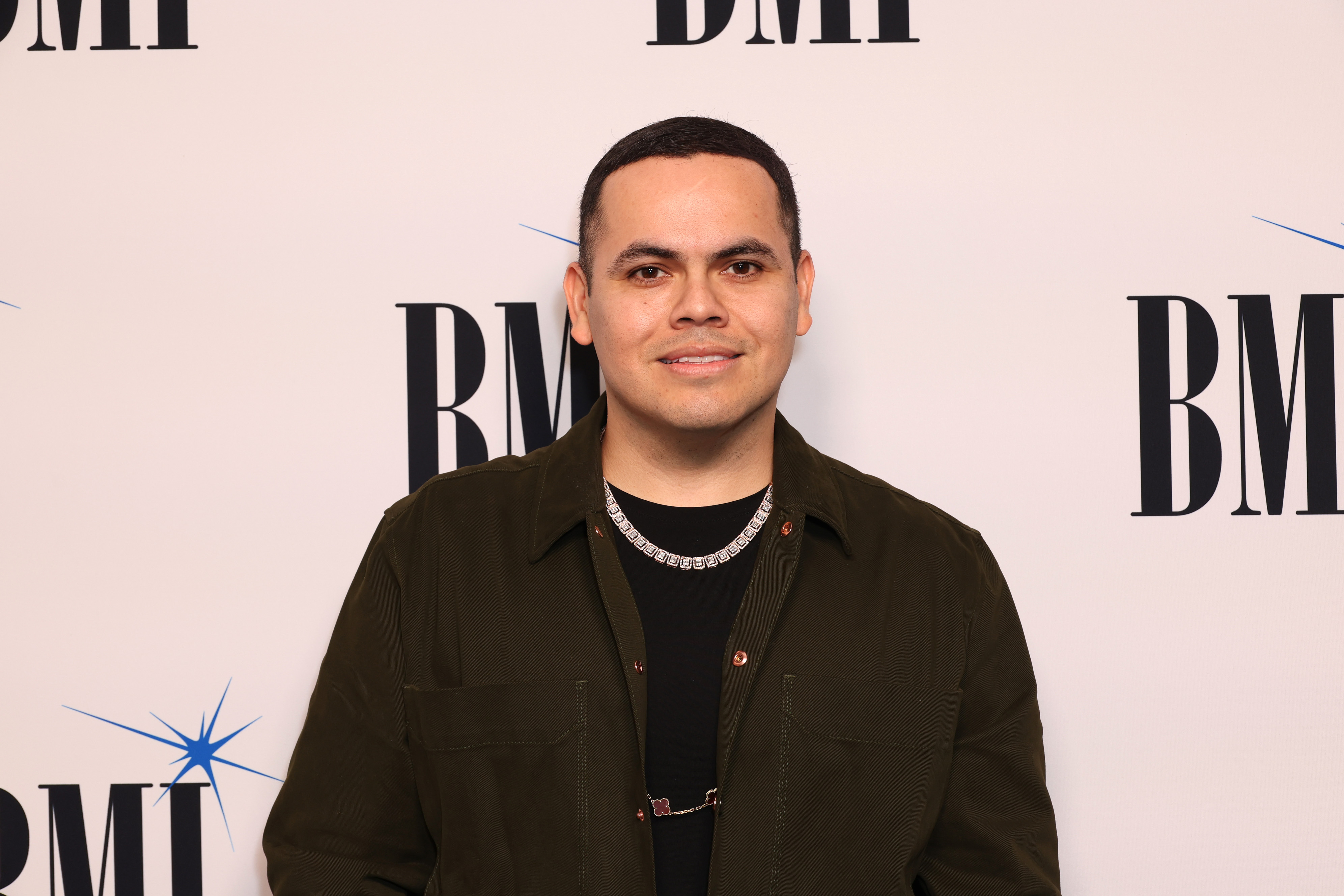 Ernesto Barajas de "Enigma Norteño" asiste a los Premios Latinos BMI 2024 en el Beverly Wilshire, un hotel Four Seasons, el 13 de marzo de 2024 en Beverly Hills, California. | Fuente: Getty Images