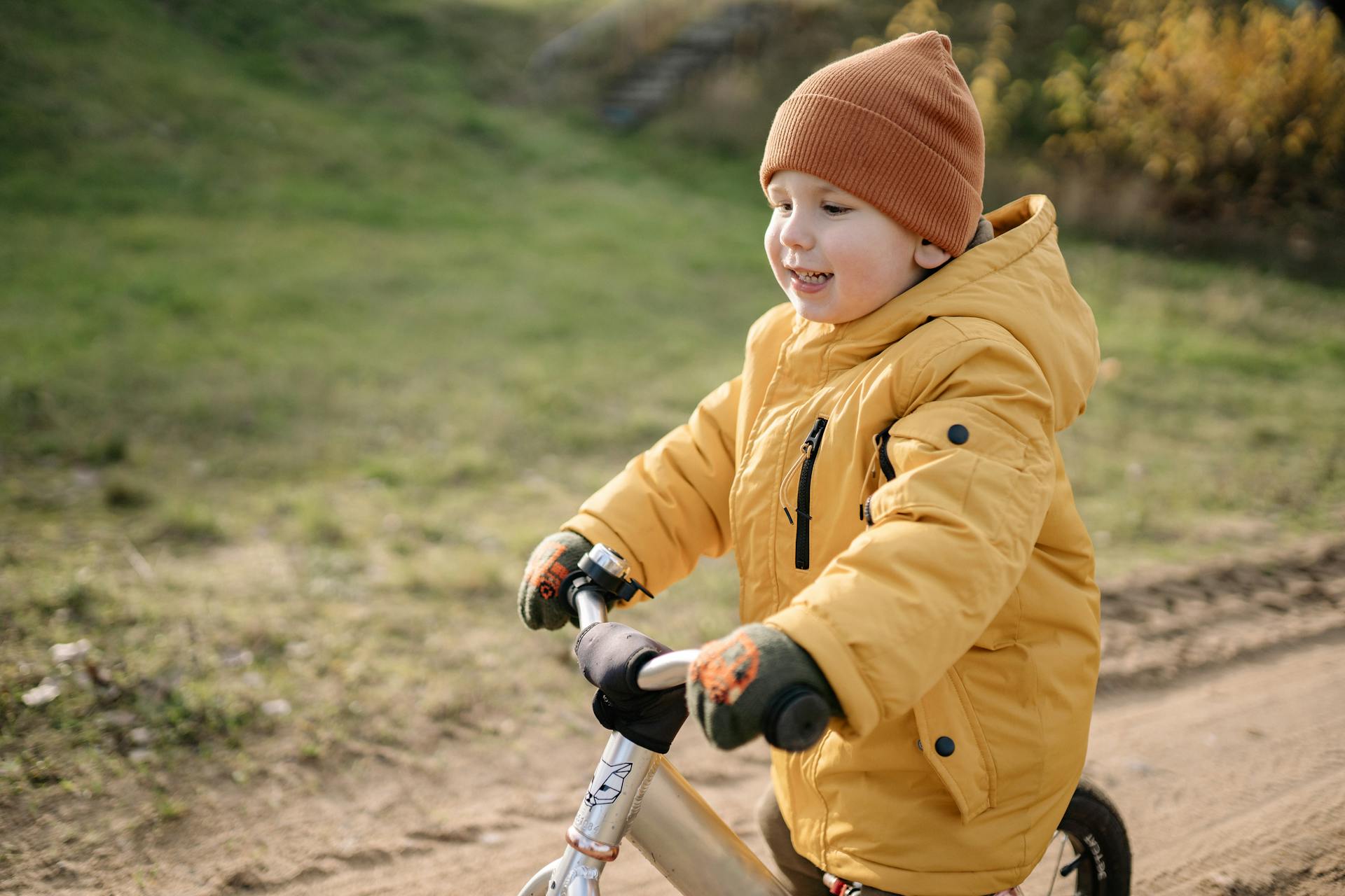 Un niño montando en bicicleta | Fuente: Pexels