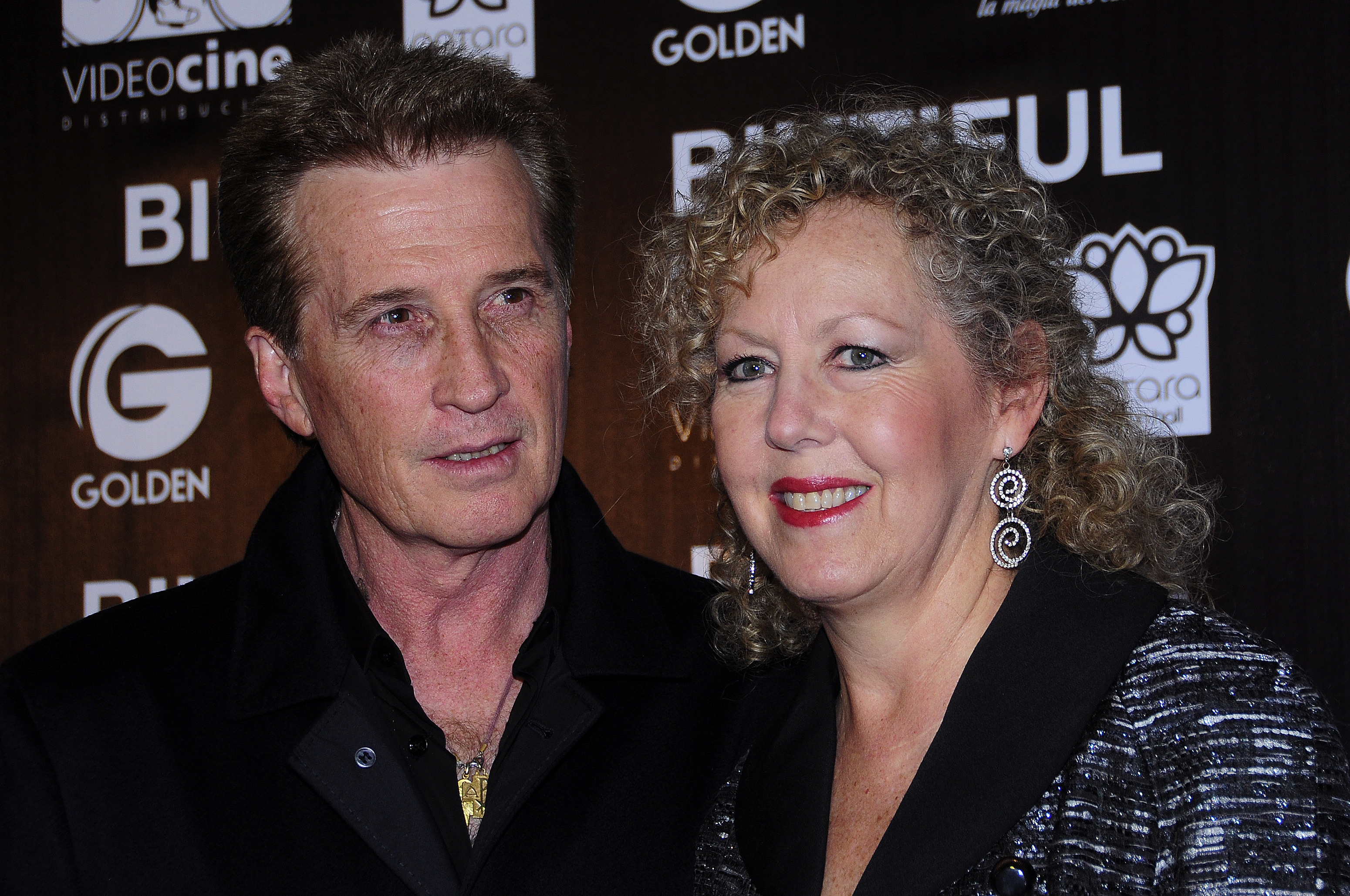 Emmanuel y su esposa Mercedes Alemán durante la alfombra roja de la película "Biutiful" en Cinemex Antara el 18 de octubre de 2010 en la Ciudad de México, México. | Fuente: Getty Images