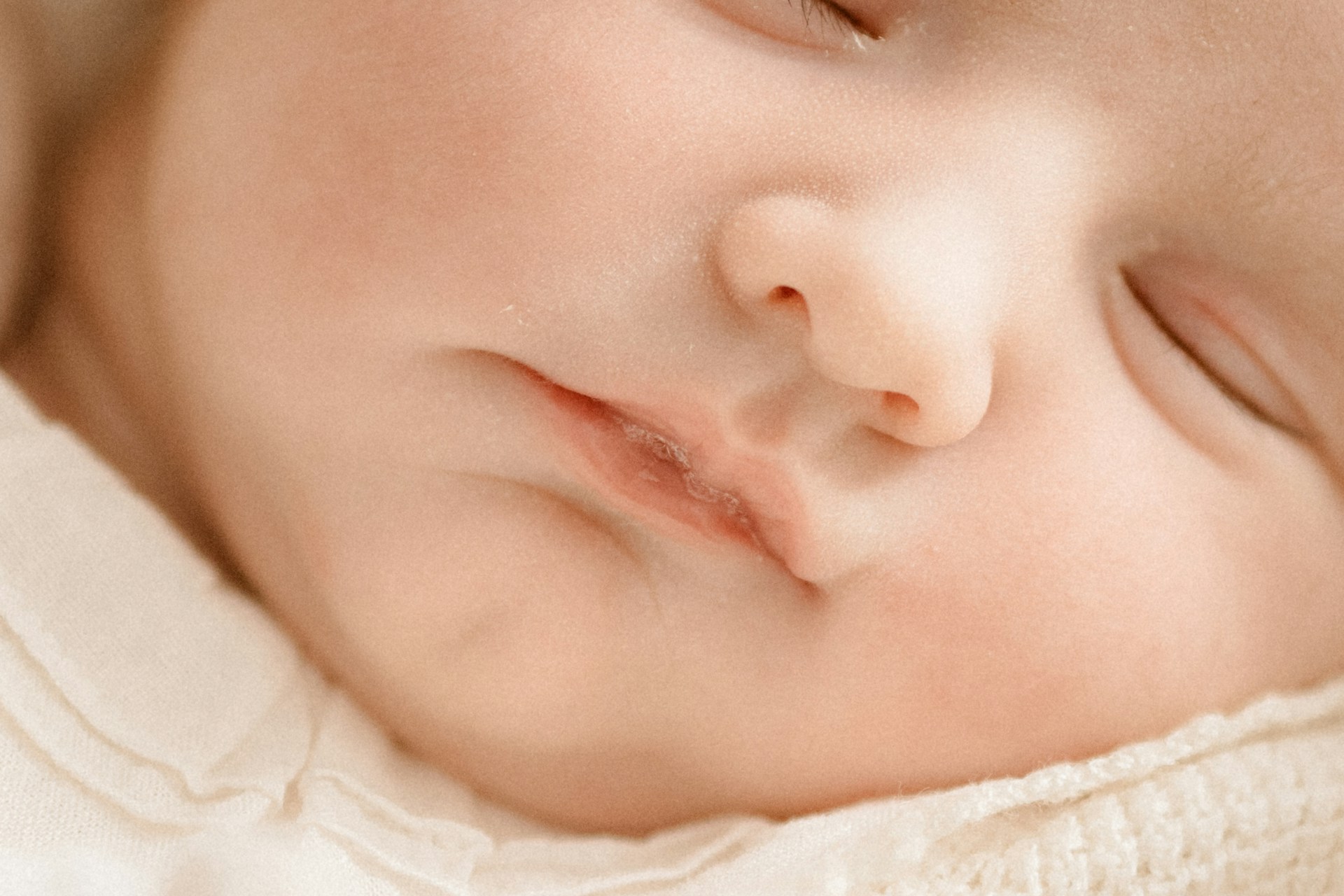 Primer plano de un bebé profundamente dormido | Fuente: Unsplash