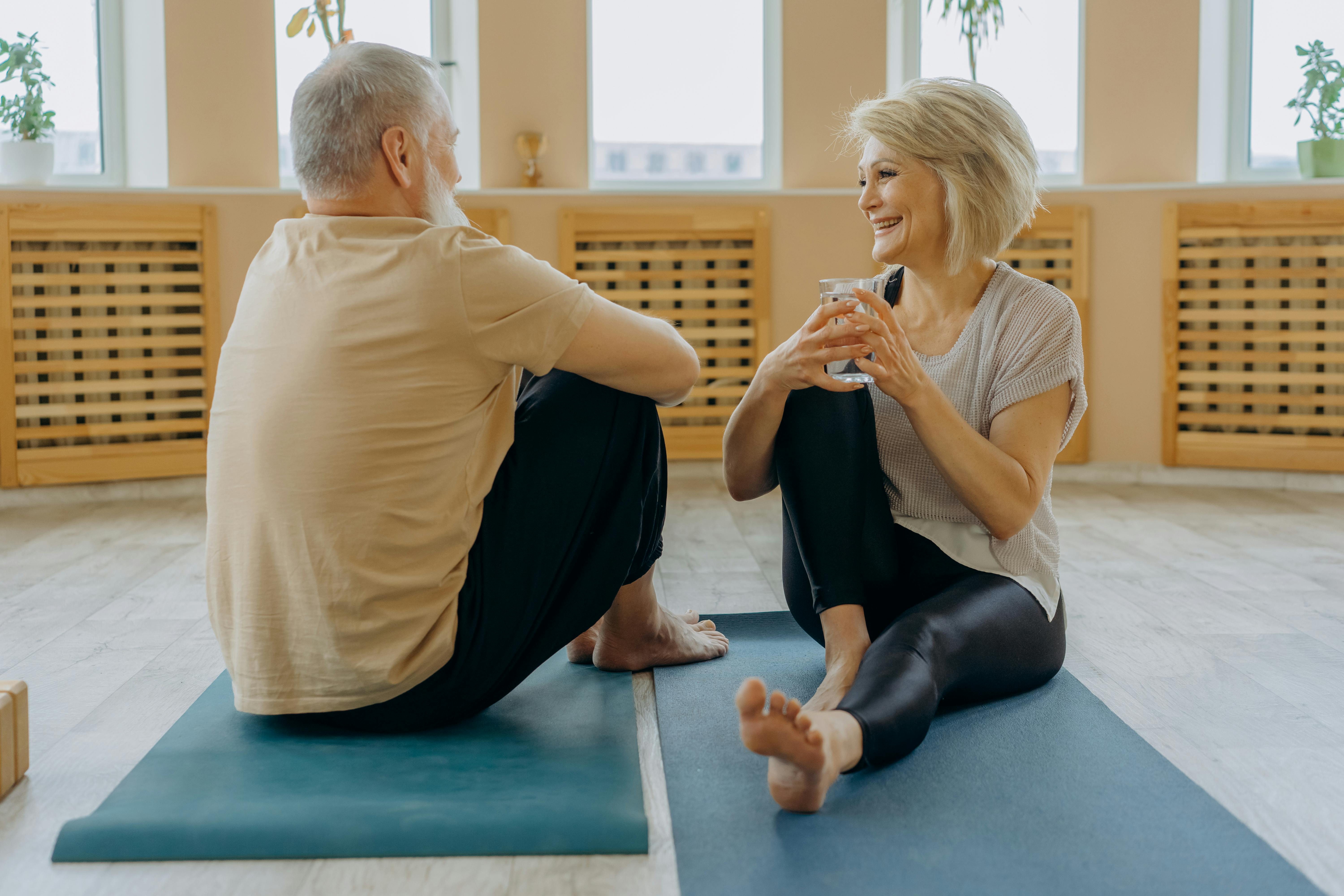 Pareja de ancianos manteniendo una conversación | Fuente: Pexels