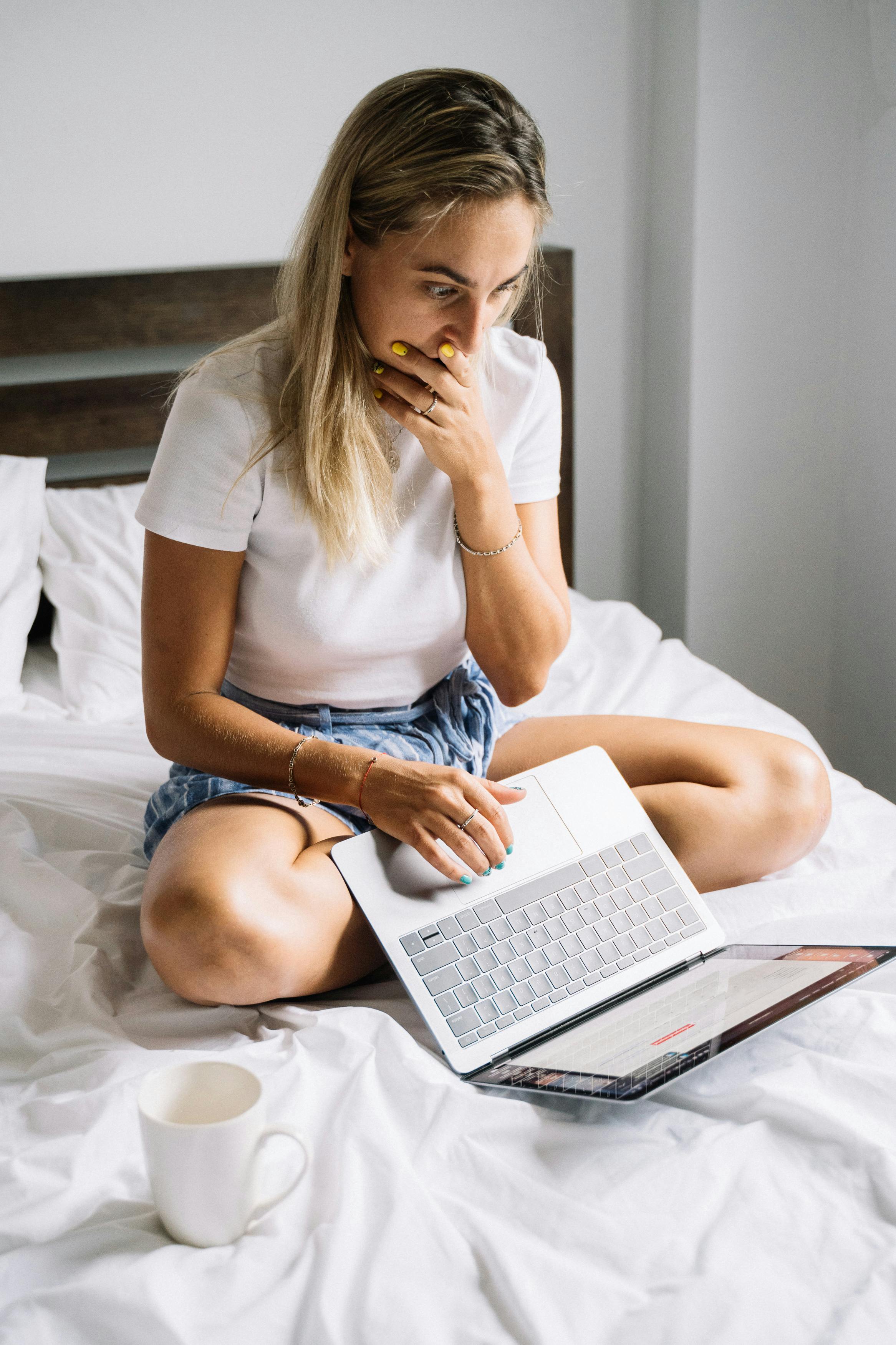 Una mujer conmocionada usando un portátil | Fuente: Pexels