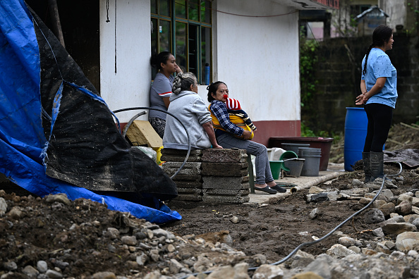 Lugareños esperan víveres y ayuda tras las inundaciones provocadas por fuertes lluvias, en Tenango de Doria, estado de Hidalgo, México, el 13 de octubre de 2025 | Fuente: Getty Images