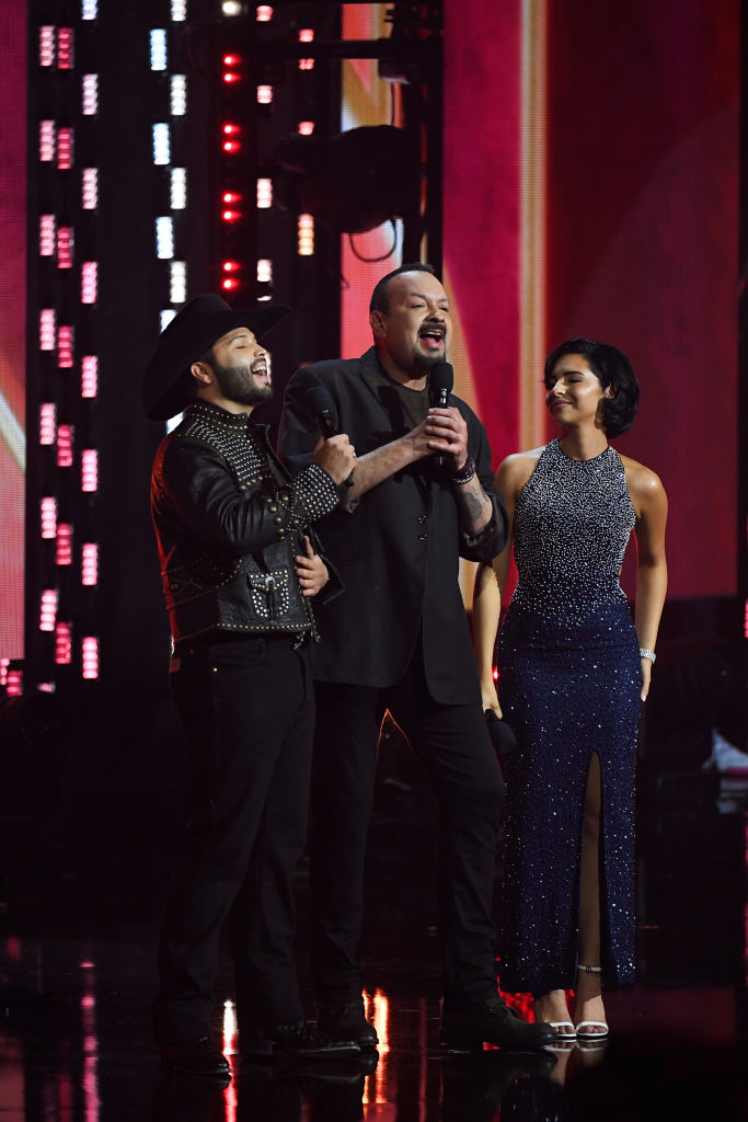 Leonardo Aguilar, Pepe Aguilar y Ángela Aguilar hablan en el escenario durante la 25ª edición anual de los Latin GRAMMY Awards en el Kaseya Center, el 14 de noviembre de 2024 en Miami, Florida. | Foto: Getty Images