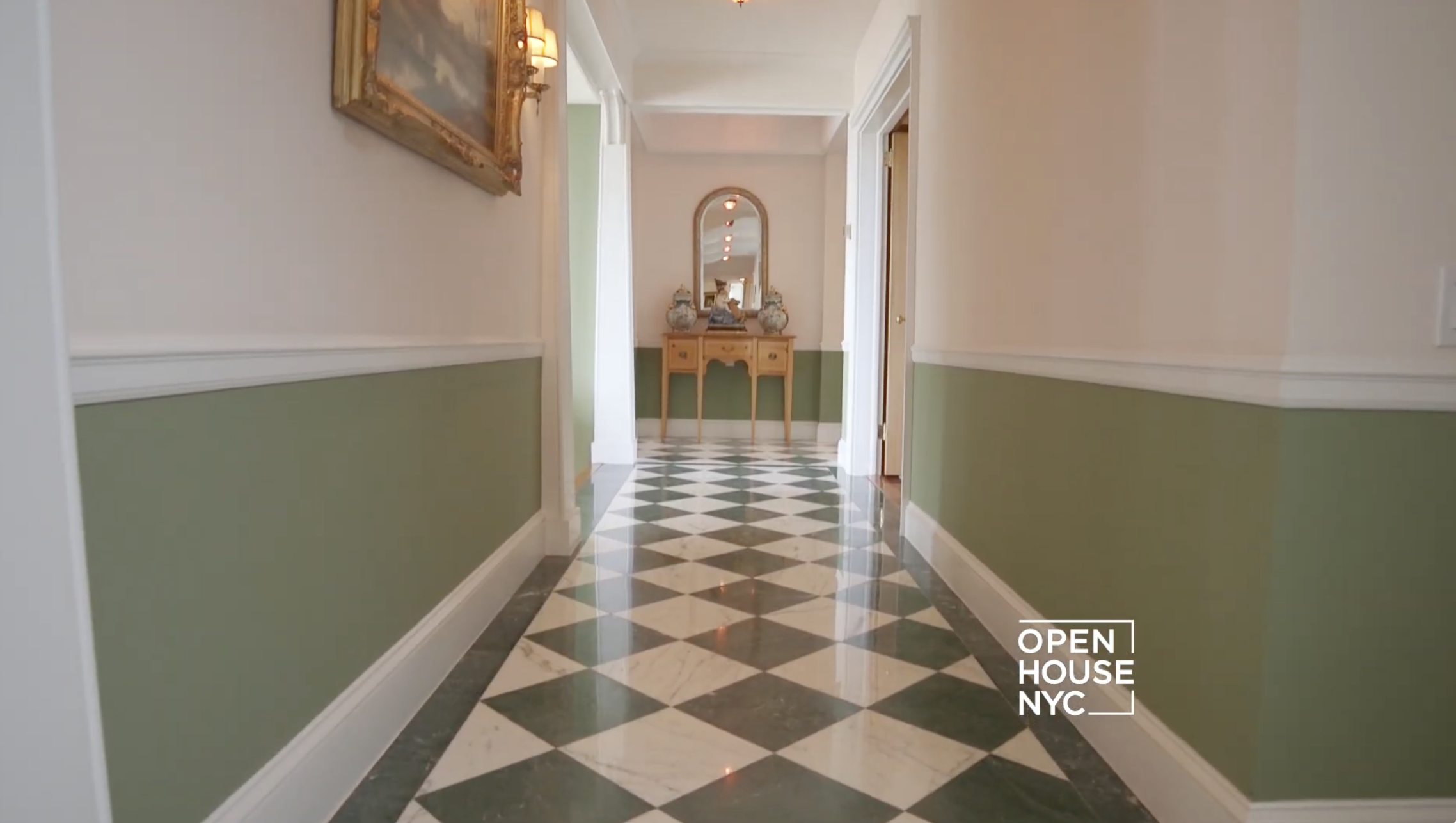 Imagen del recibidor de Susan Lucci y Helmut Huber en su casa de Long Island, Nueva York. | Fuente: YouTube/OpenHouseTV