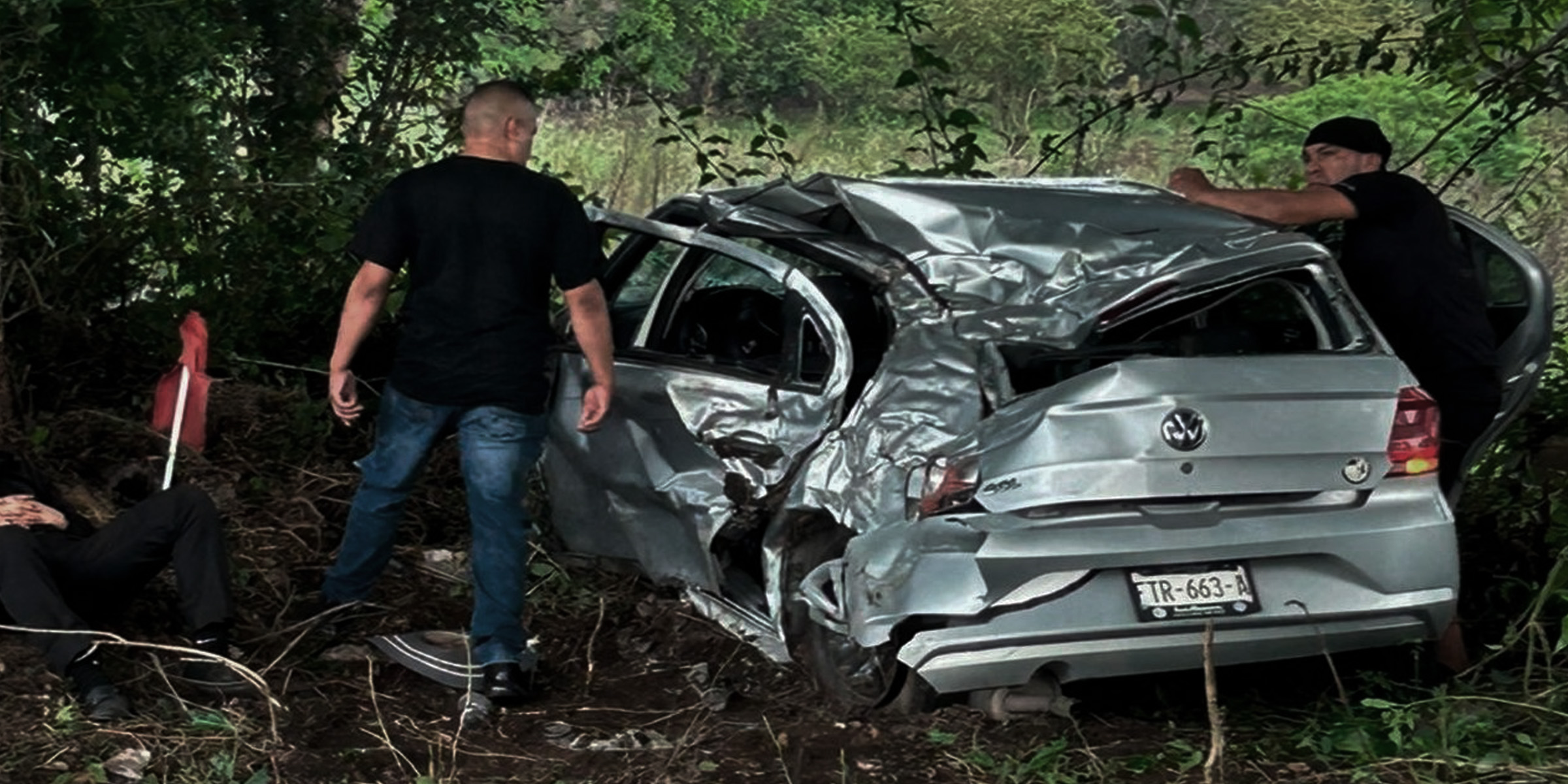 El automóvil después del accidente. | Fuente: X.com/AztecaNoticias