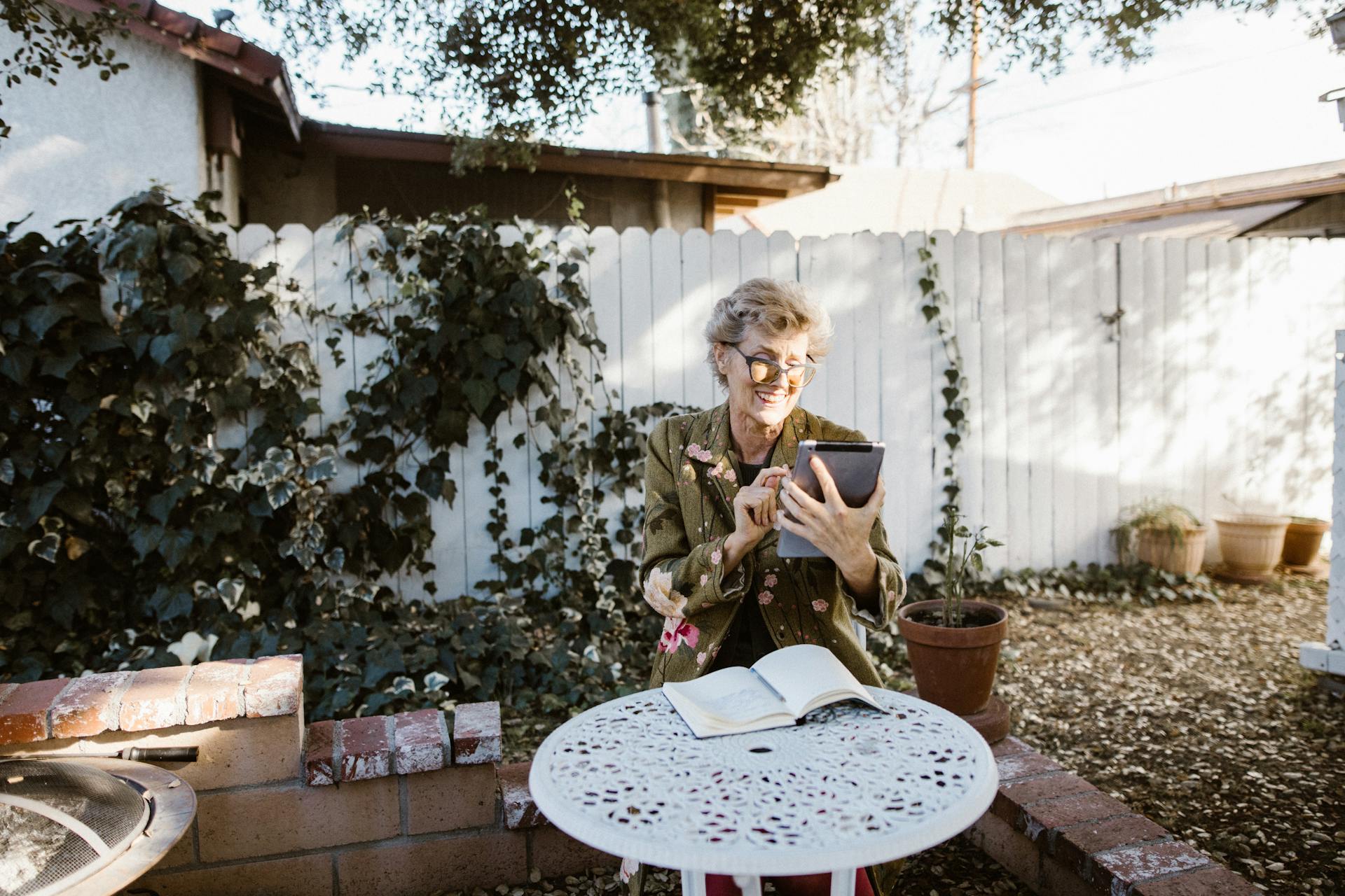Una mujer relajándose en su jardín | Fuente: Pexels