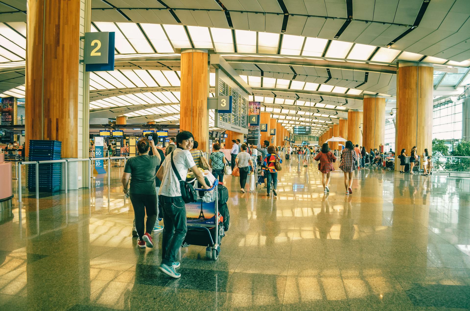 Gente en un aeropuerto | Fuente: Pexels
