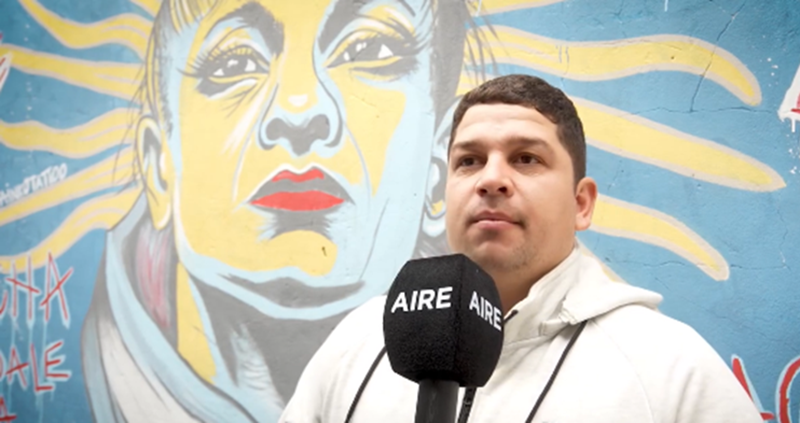 Alexis Oliveras frente al mural realizado por Maxi Henselis en homenaje a Alejandra "Locomotora" Oliveras, ubicado en el gimnasio del barrio Alfonso de Santa Fe, Argentina | Fuente: Instagram/alexis.oliveras.ok