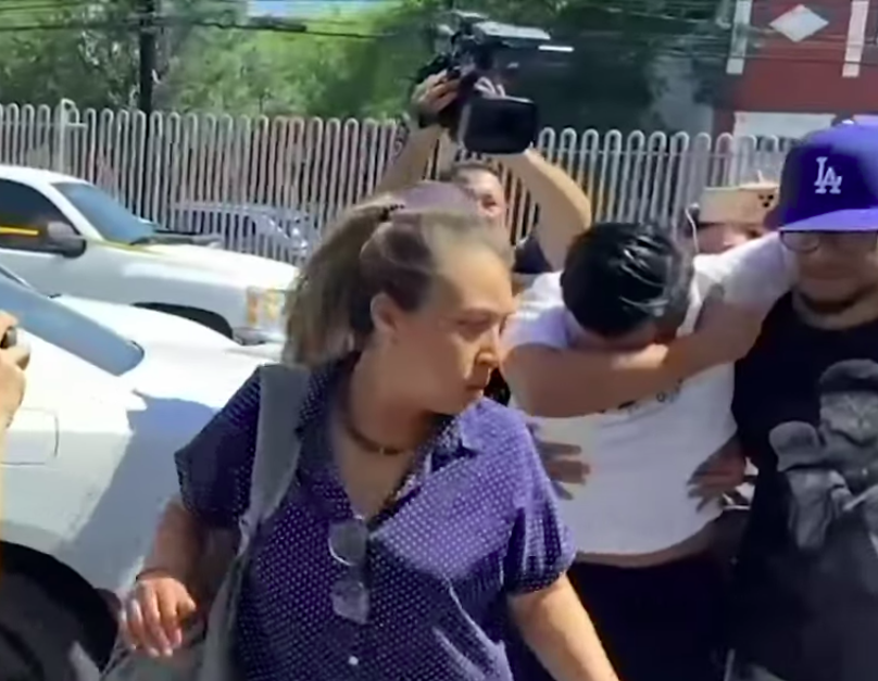 Uno de los secuestrados es asistido tras el suceso. | Foto: YouTube/Grupo Fórmula