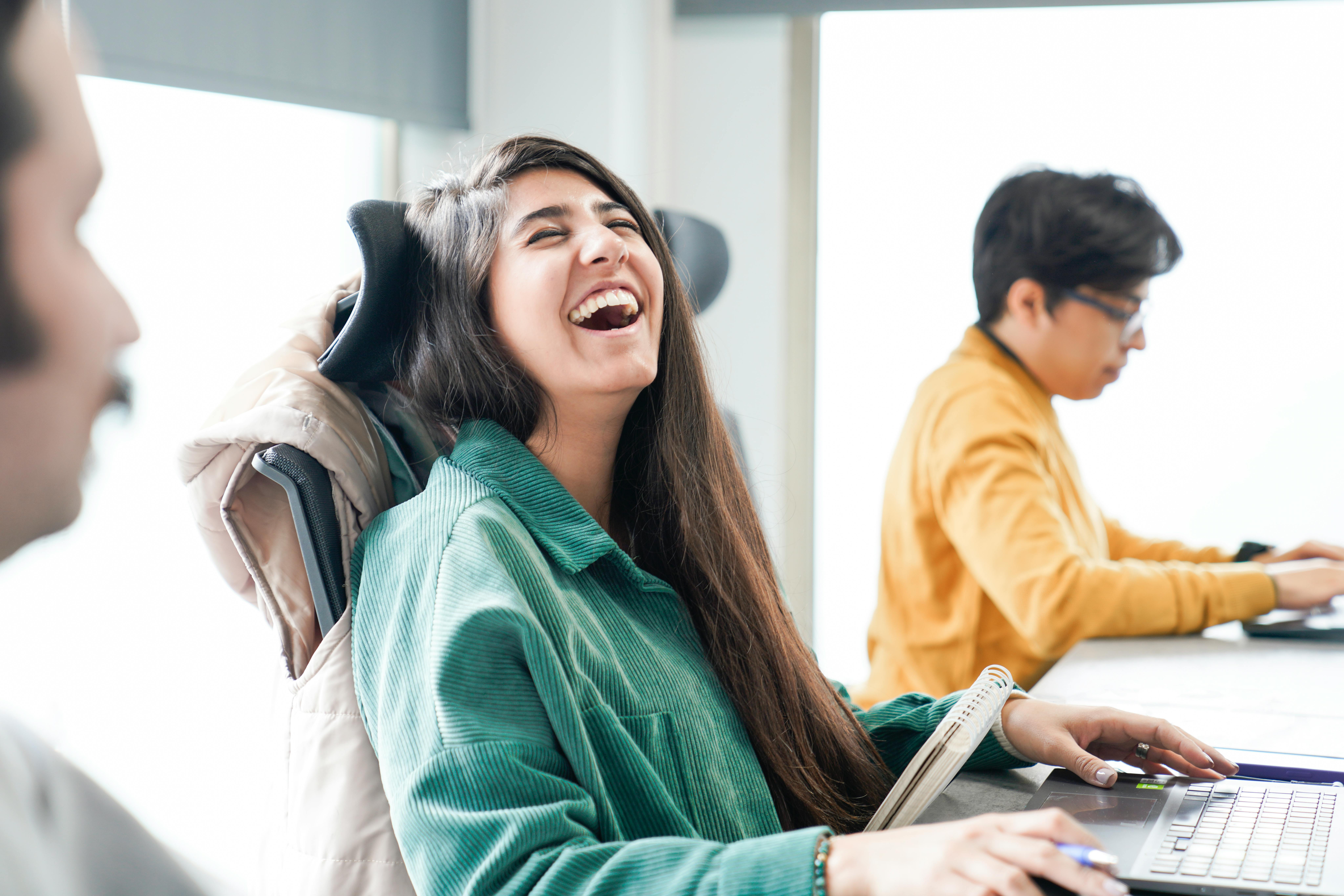 Una mujer riendo | Fuente: Pexels