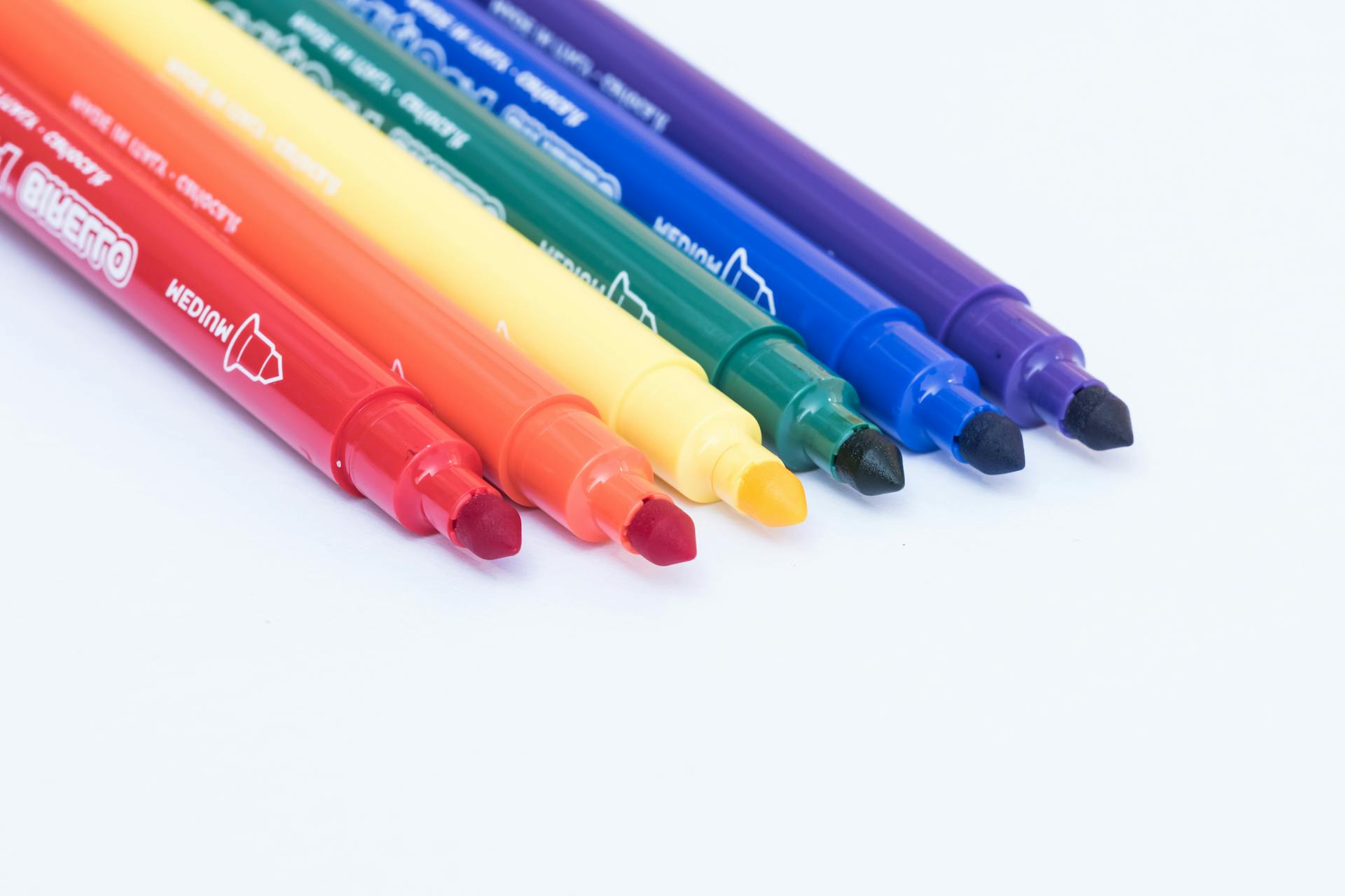 Seis marcadores de colores | Fuente: Pexels