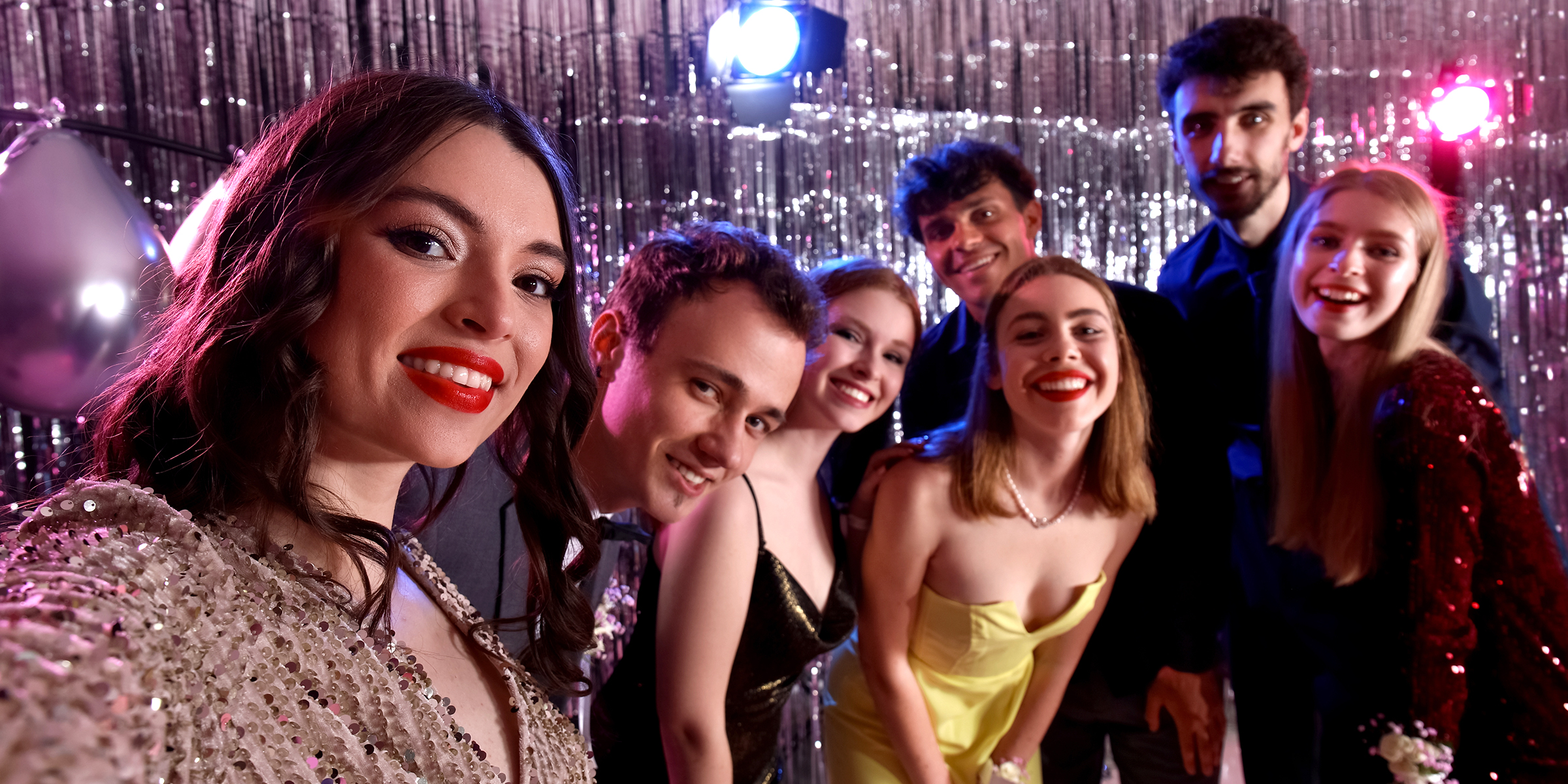 Estudiantes de instituto asistiendo al baile de graduación | Fuente: Shutterstock