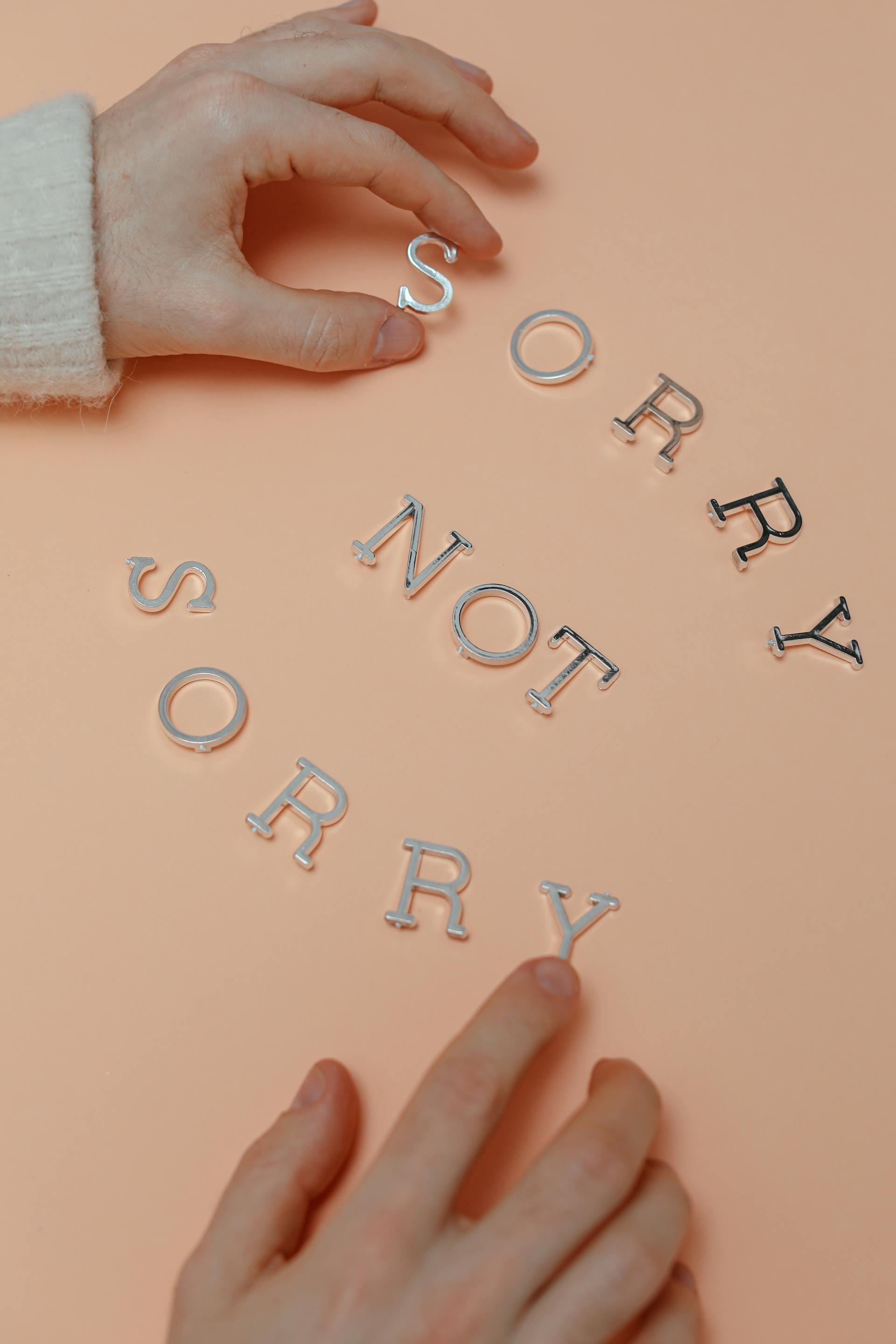 Primer plano de una persona formando una frase con letras | Fuente: Pexels