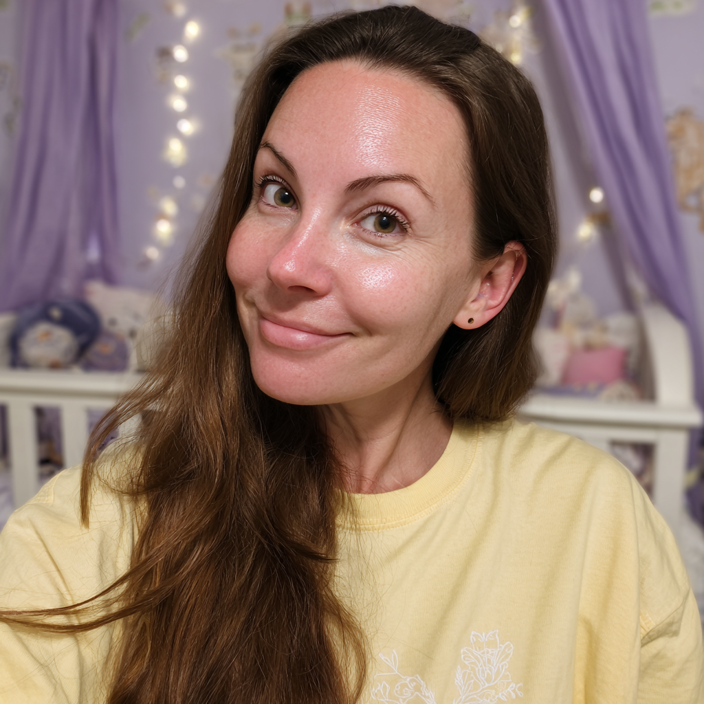 Una mujer sonriente de pie en una guardería | Fuente: Midjourney