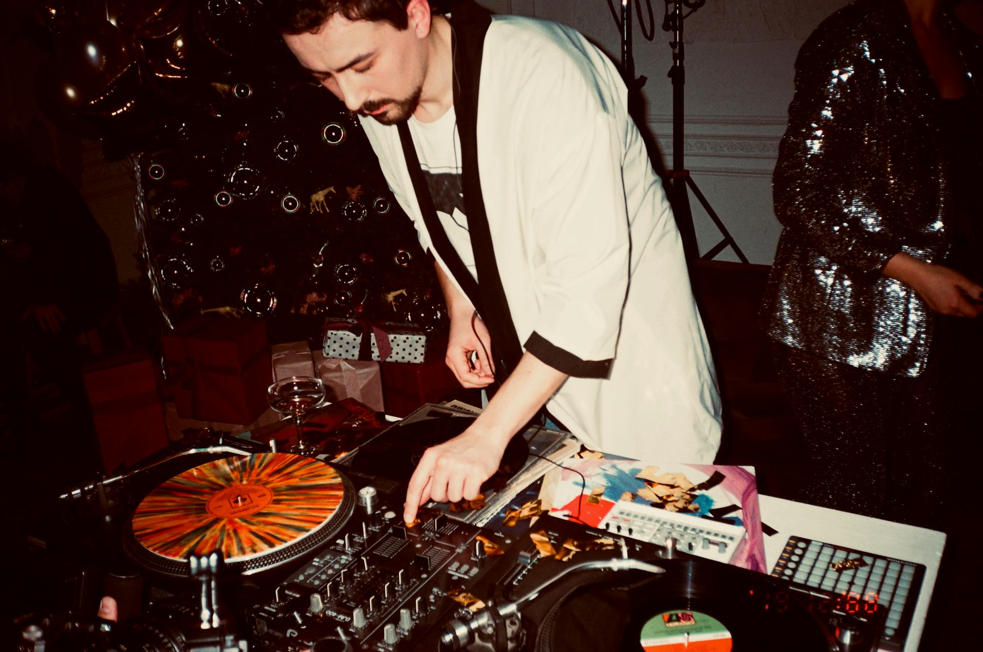 Primer plano de un DJ en una fiesta | Fuente: Pexels