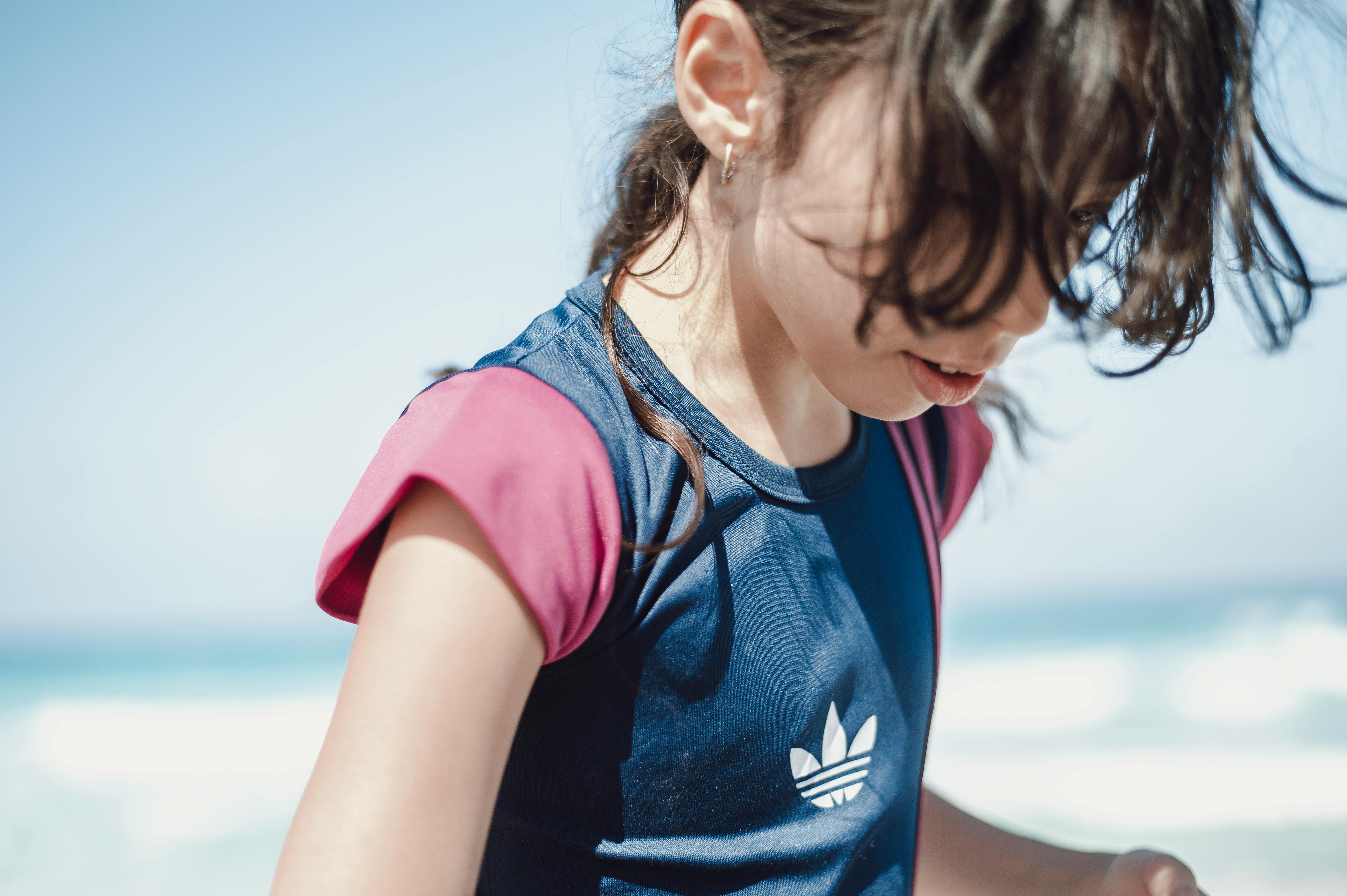 Una niña en el exterior | Fuente: Pexels