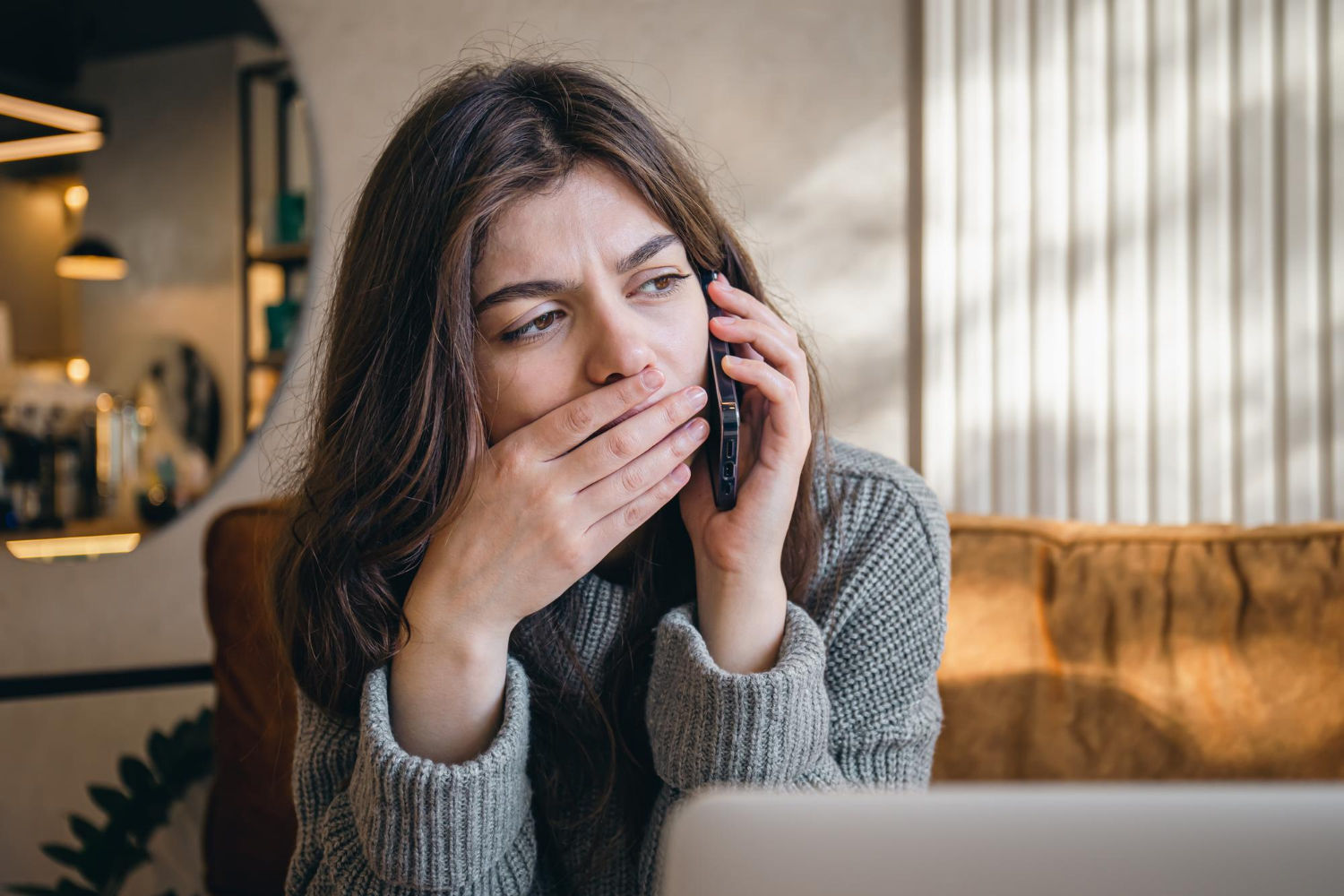 Una joven triste hablando por teléfono | Fuente: Freepik