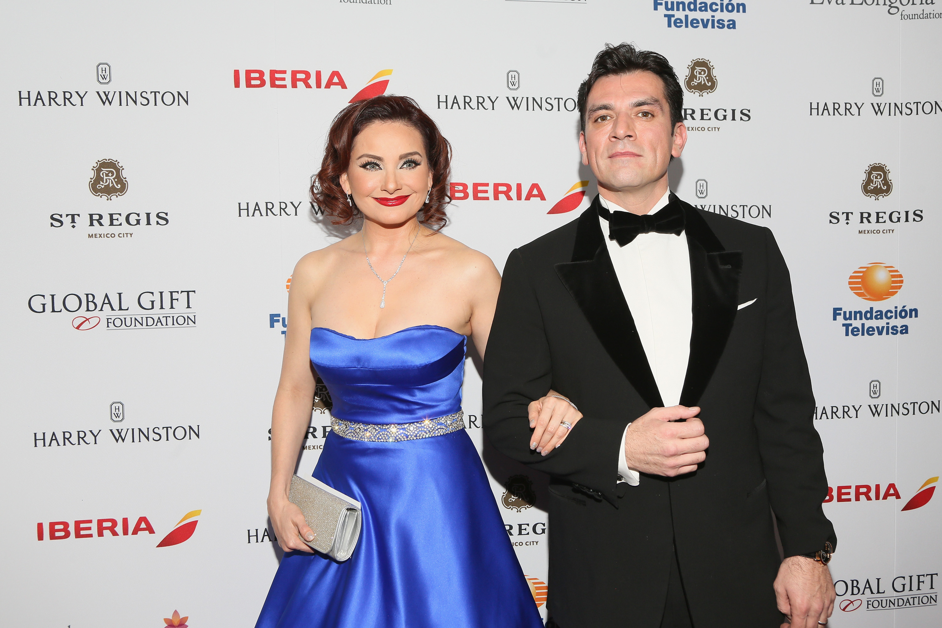 Elizabeth Álvarez y Jorge Salinas asisten a la alfombra roja de la Gala Global Gift México en el Hotel St Regis el 30 de enero de 2014 en Ciudad de México, México. | Fuente: Getty Images