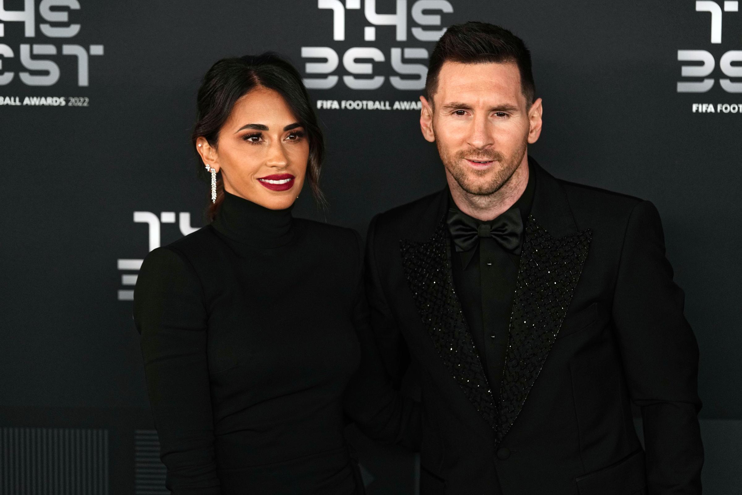 Antonella Roccuzzo y Lionel Messi posan para una foto en la alfombra verde antes de The Best FIFA Football Awards 2022 el 27 de febrero de 2023 en París, Francia. | Fuente: Getty Images.