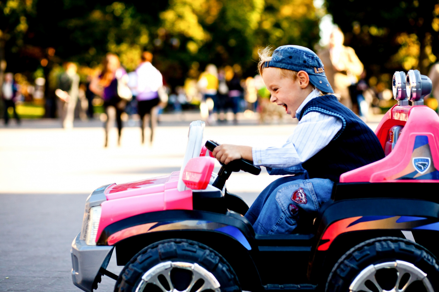 Un niño disfrutando de su paseo en un auto de juguete | Fuente: Freepik