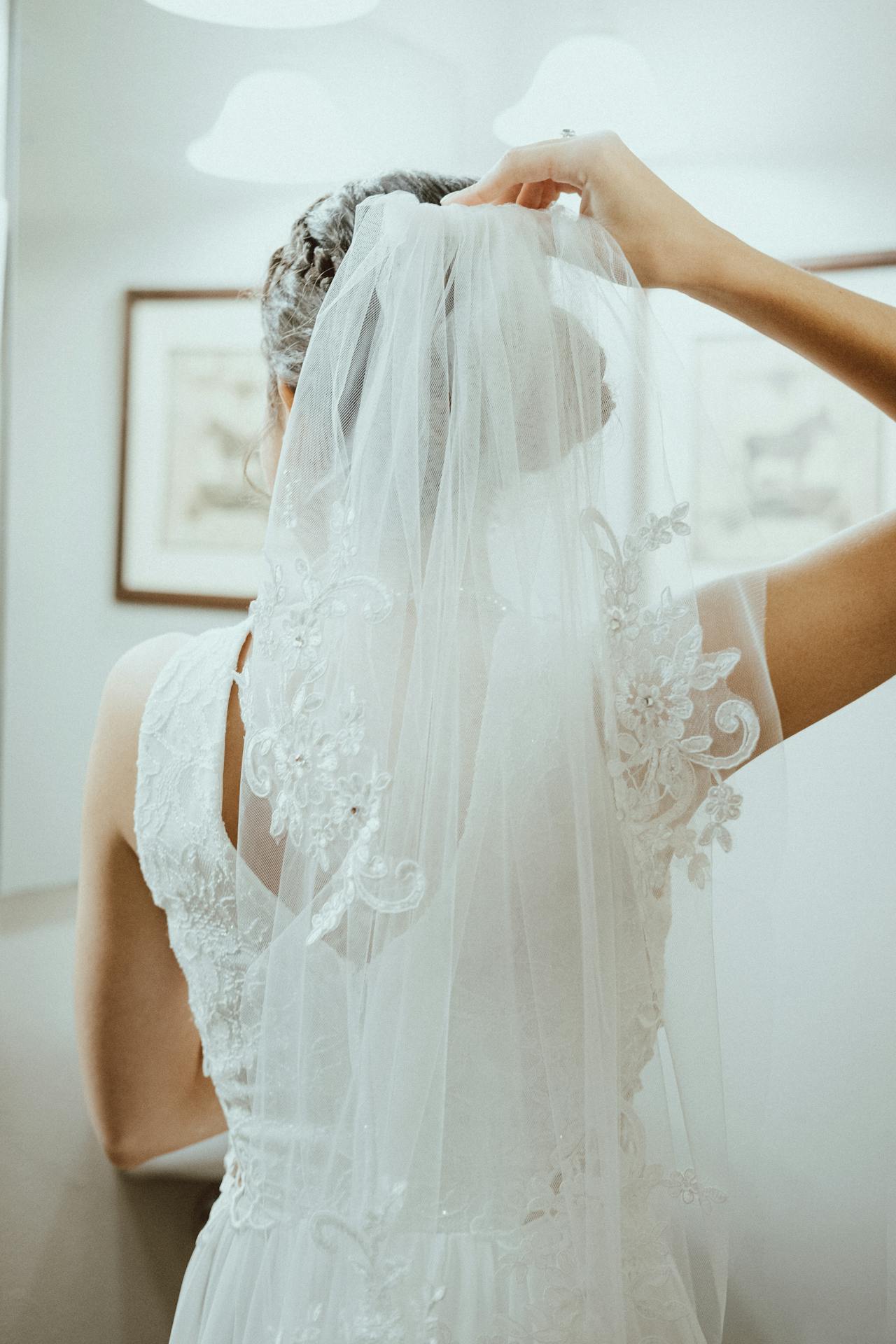 Una novia ajustándose el velo | Fuente: Pexels