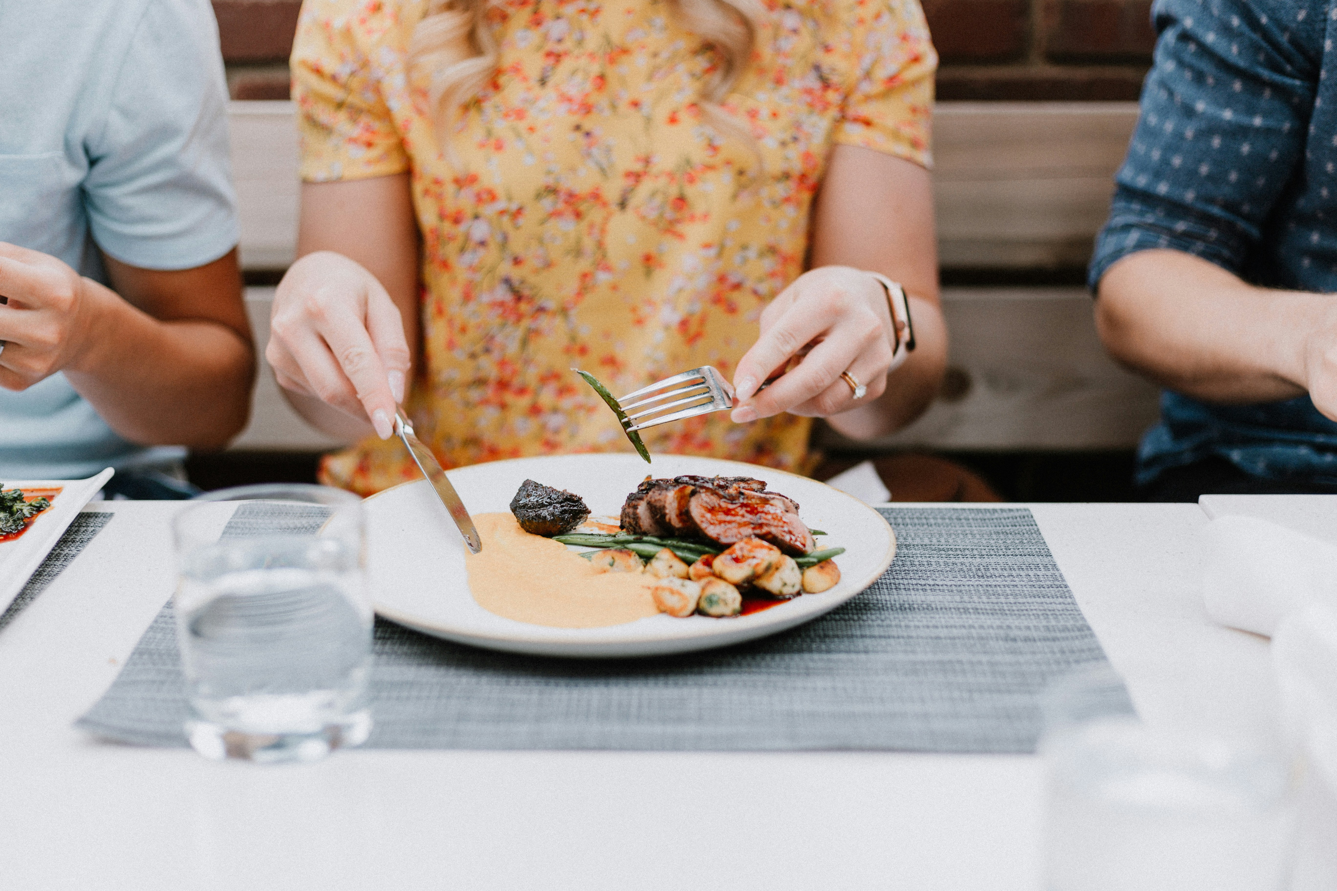 Una persona sentada a la mesa de un restaurante | Fuente: Unsplash