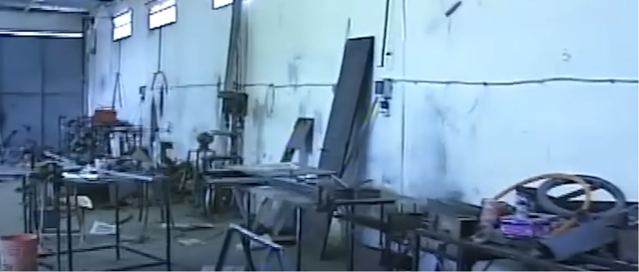 Área interna del galpón donde mantuvieron secuestrado a Matías Berardi | Fuente: YouTube/Infobae