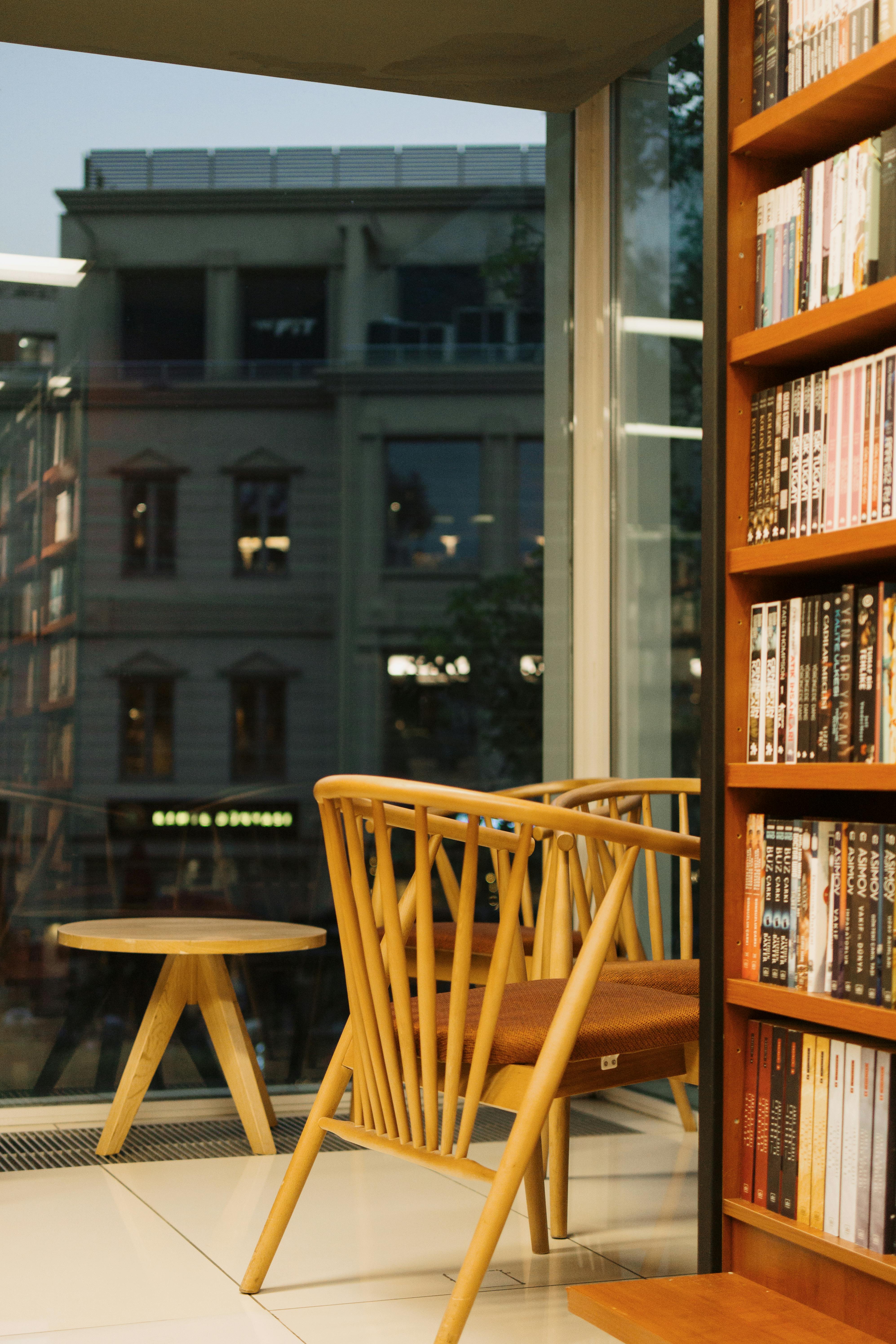 Una biblioteca | Fuente: Pexels