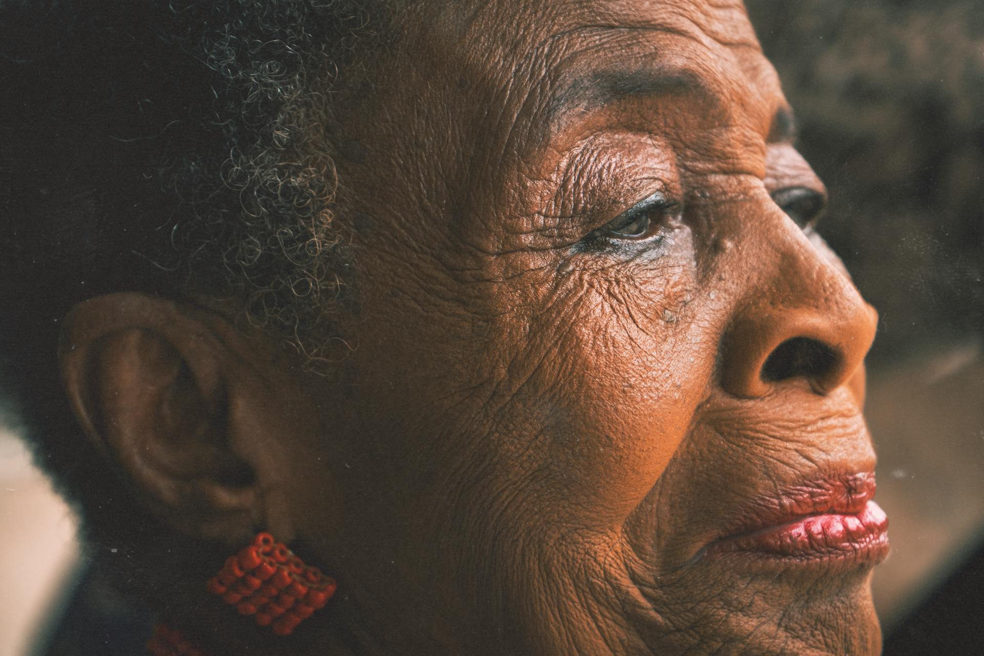 Una mujer mayor con lágrimas en los ojos | Fuente: Pexels