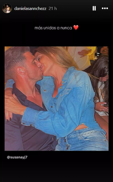 Mensaje compartido por Daniela Sánchez Saborido acompañado de una foto de sus padres besándose | Fuente: Instagram Stories/danielasannchezz