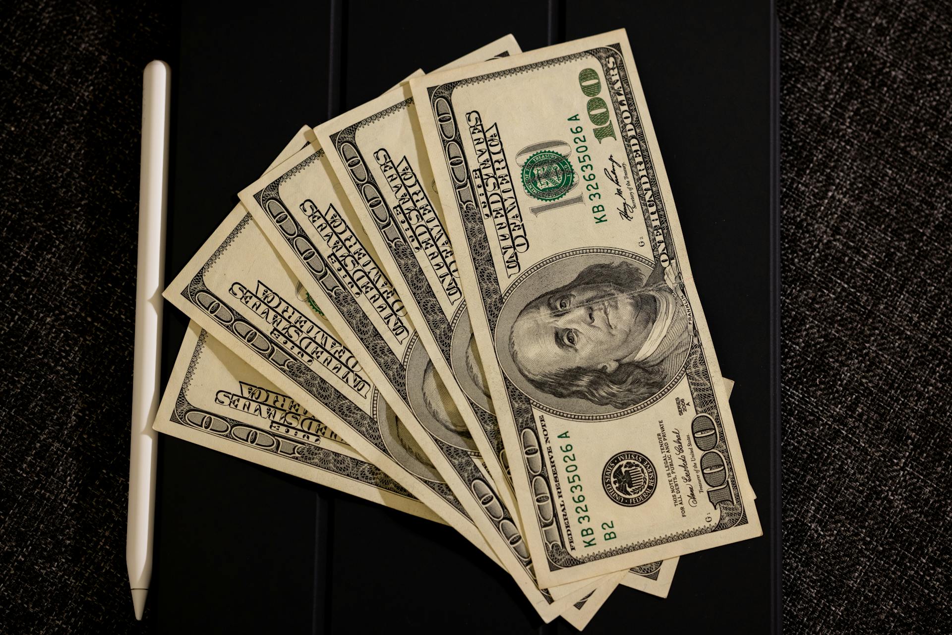 Dinero en una superficie | Fuente: Pexels