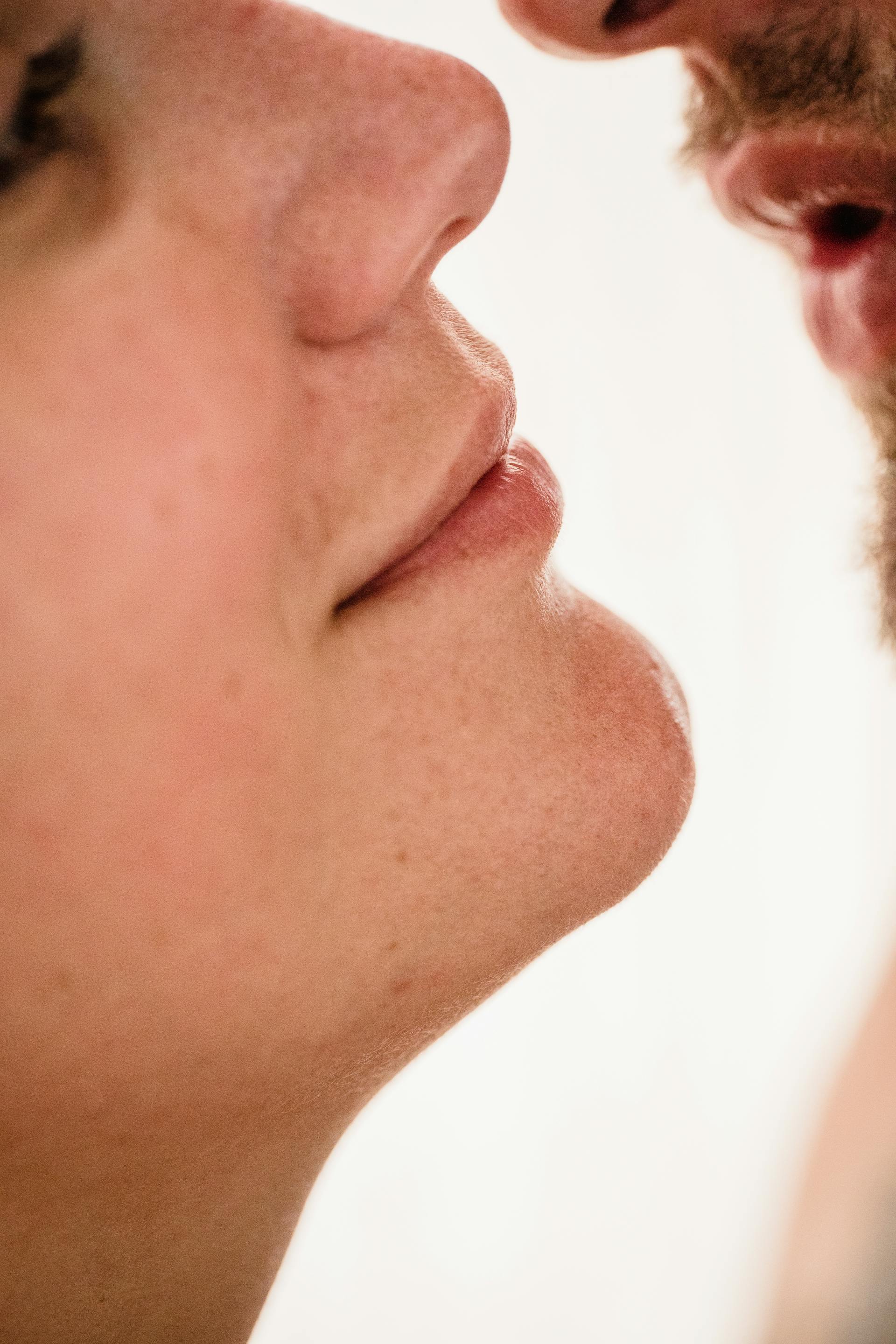 Primer plano de una pareja a punto de besarse | Fuente: Pexels