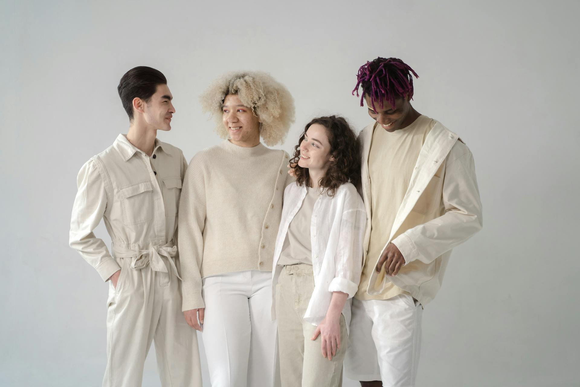 Un grupo de personas vestidas de beige y blanco | Fuente: Pexels