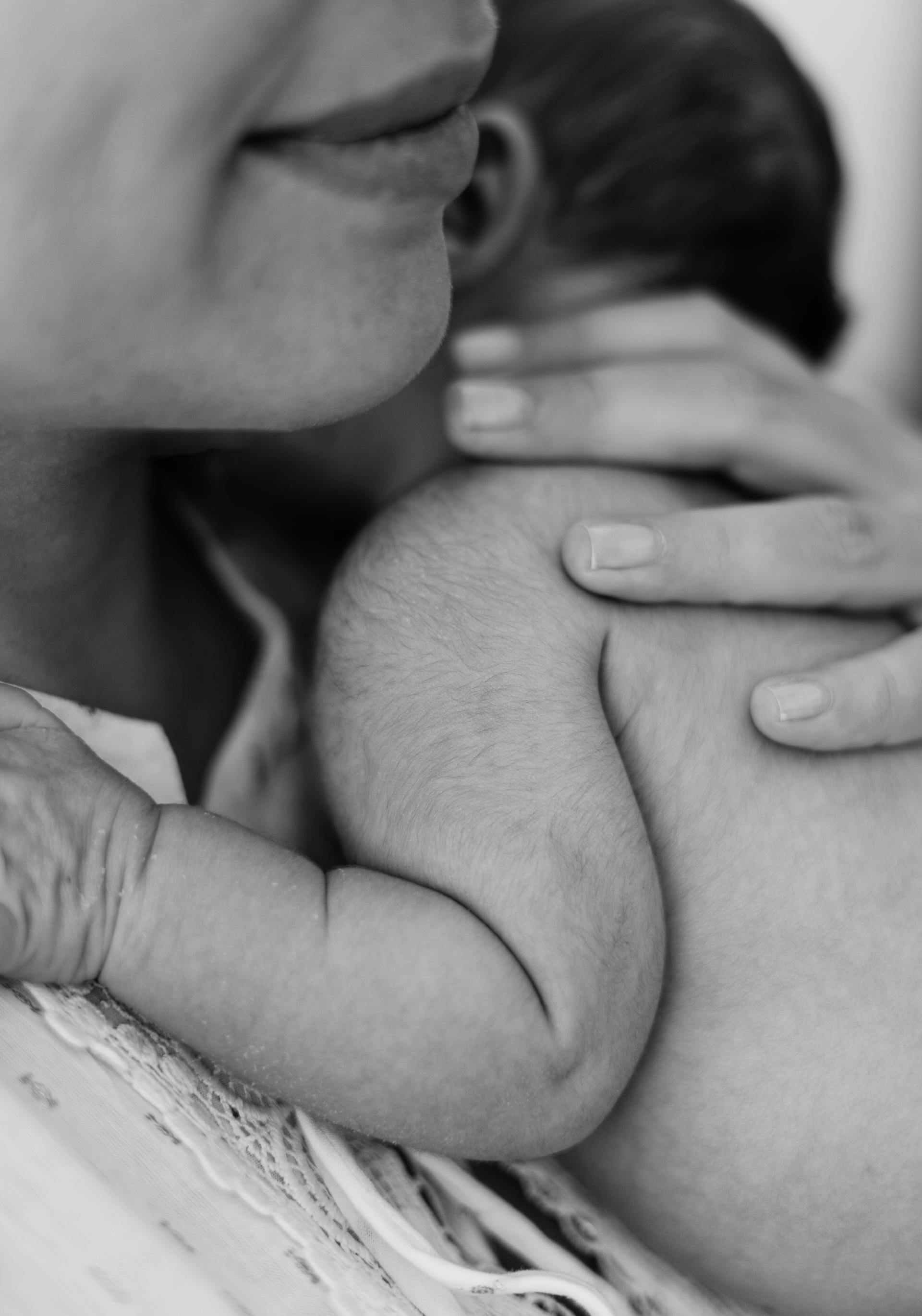 Primer plano de una madre sosteniendo a su bebé recién nacido | Fuente: Pexels