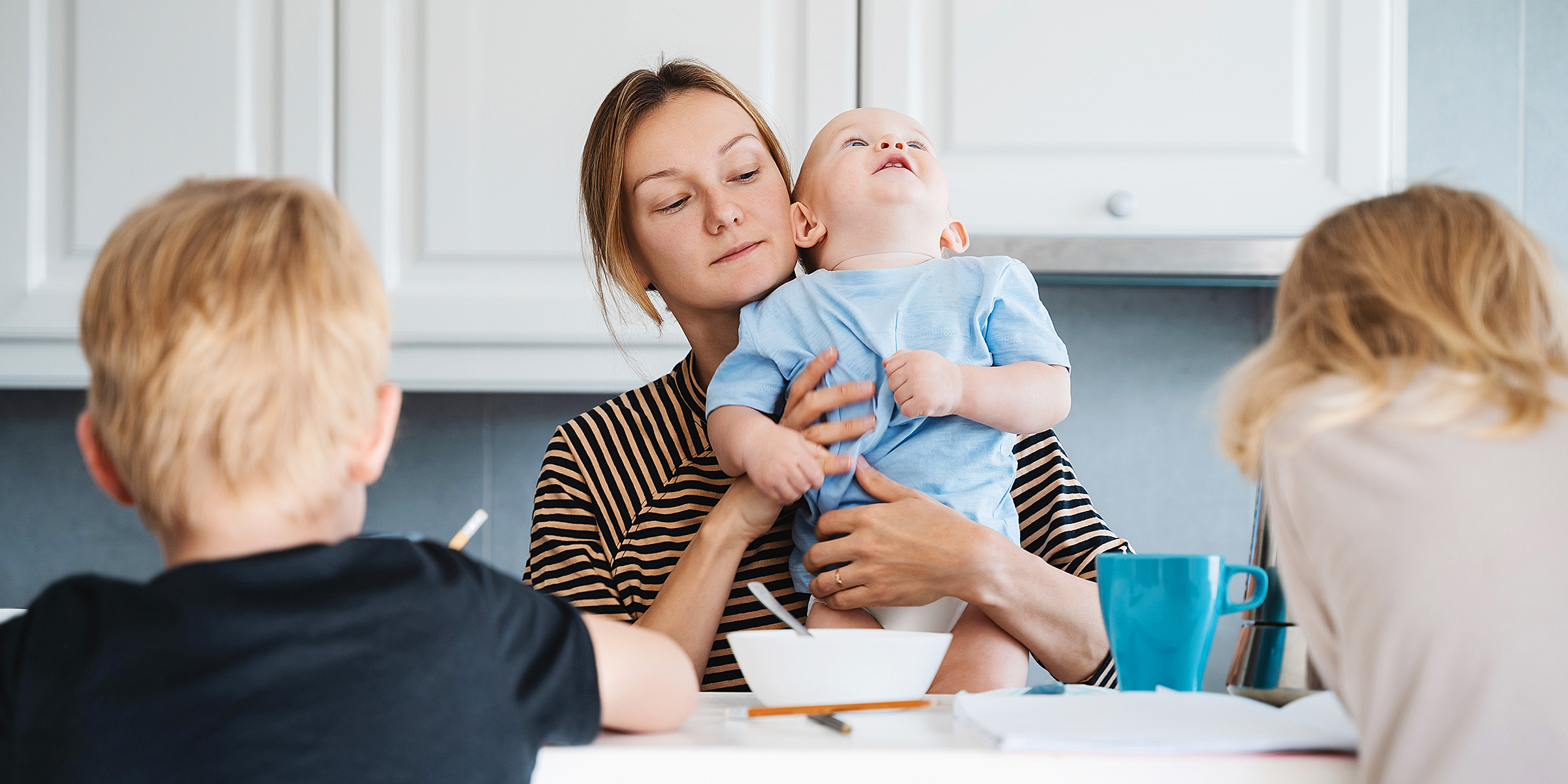 Una mujer cuidando de sus hijos | Fuente: Shutterstock