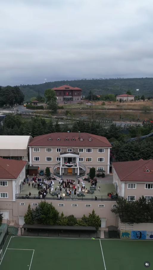 La nueva escuela de Rufina. | Foto: instagram.com/thebisistanbul